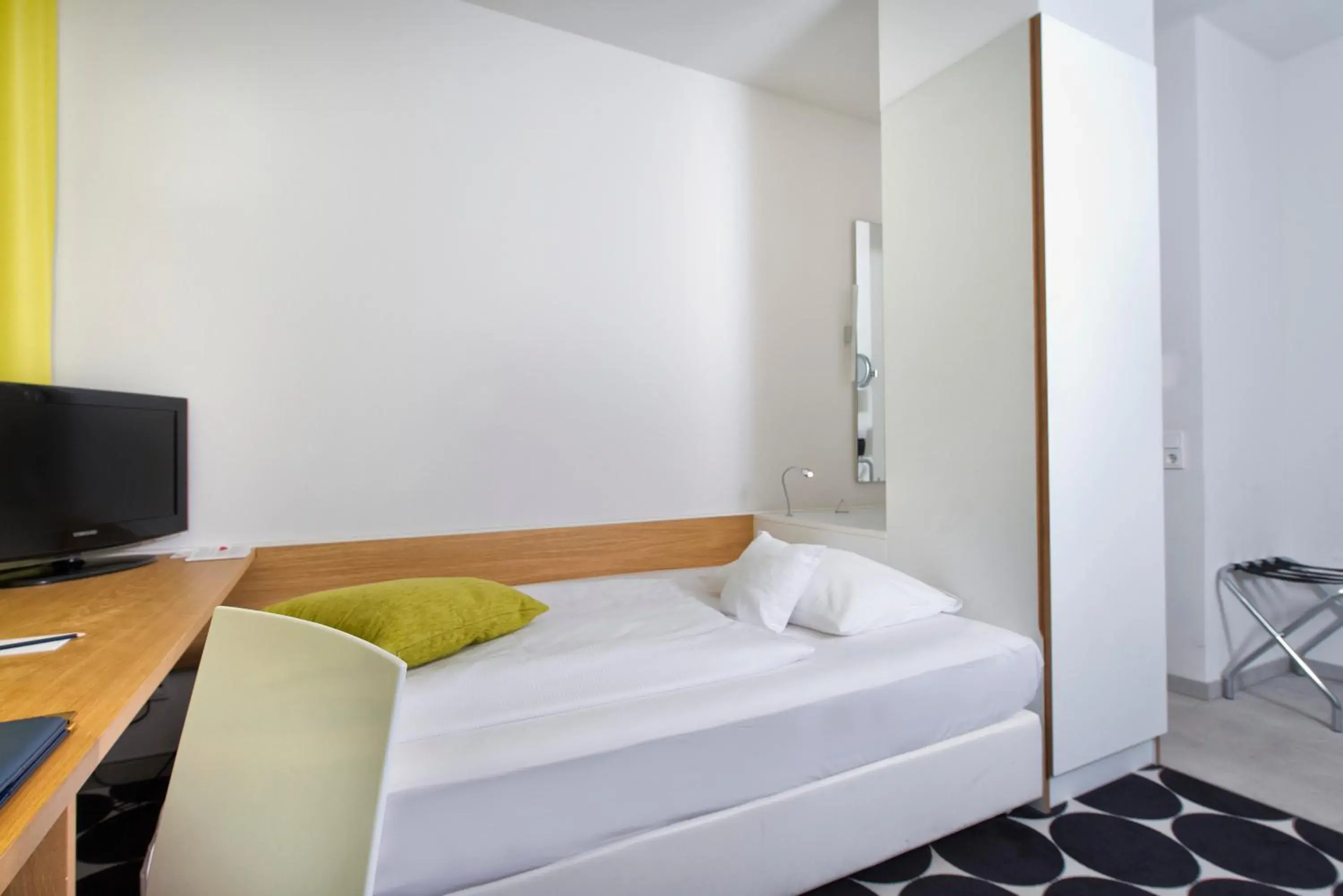 Photo of the whole room, Bed in Tryp by Wyndham Frankfurt