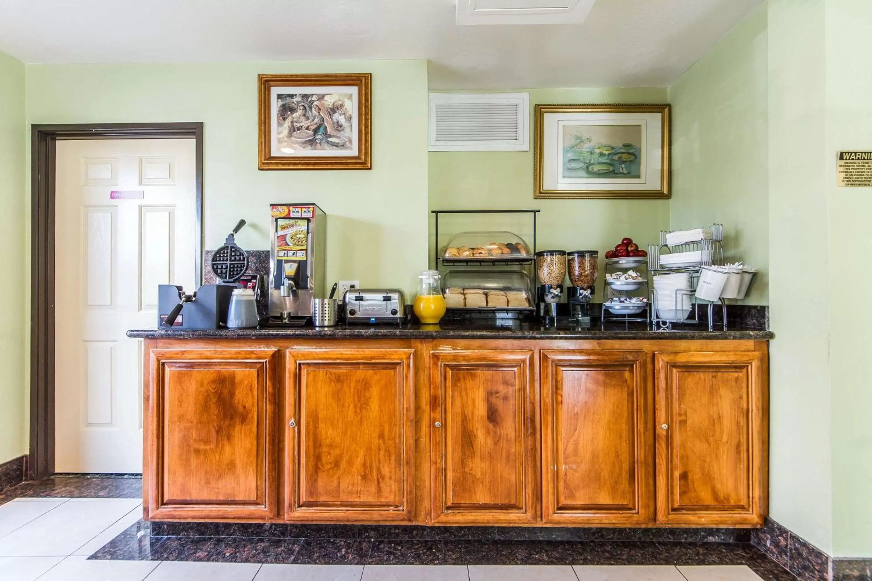 Restaurant/places to eat in Rodeway Inn & Suites Hayward - Oakland South