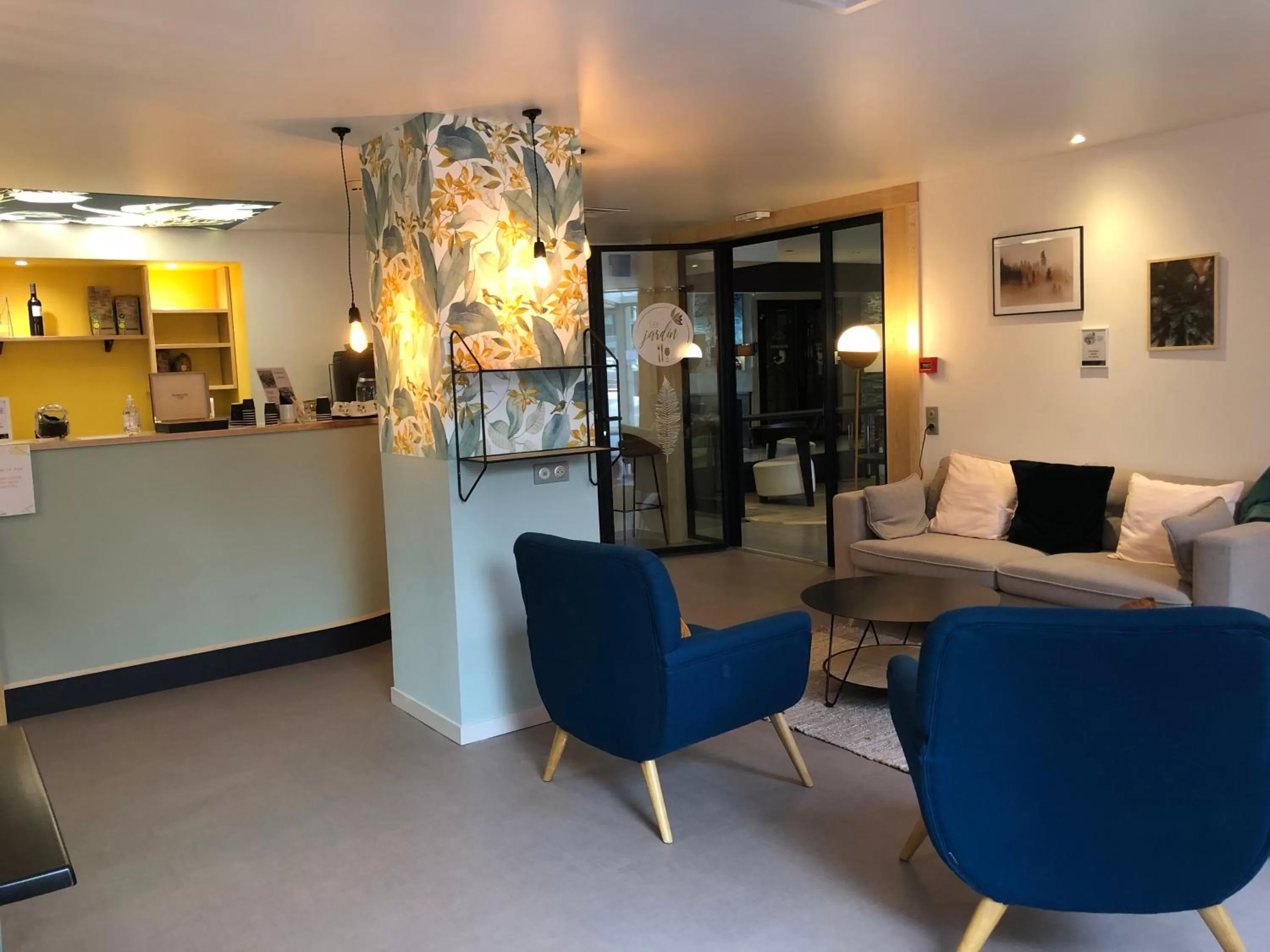 Restaurant/places to eat in Hotel Europole