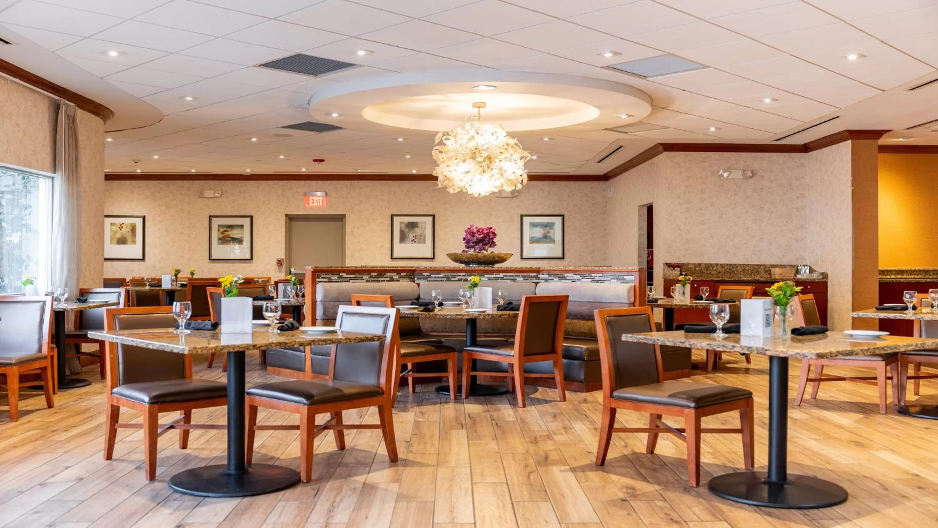 Restaurant/places to eat in Holiday Inn Plainview-Long Island by IHG
