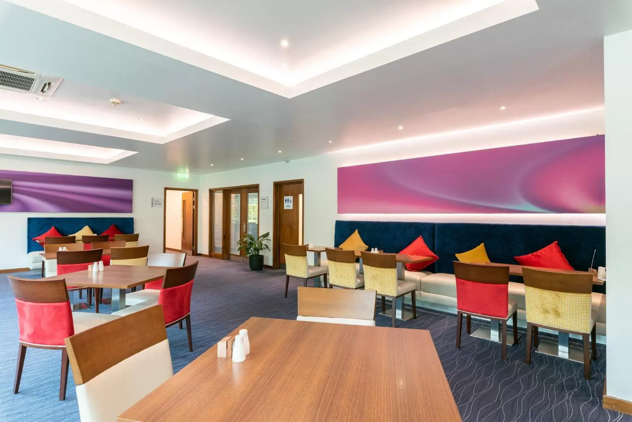 Restaurant/Places to Eat in Holiday Inn Express Burnley M65 Jct 10, an IHG Hotel