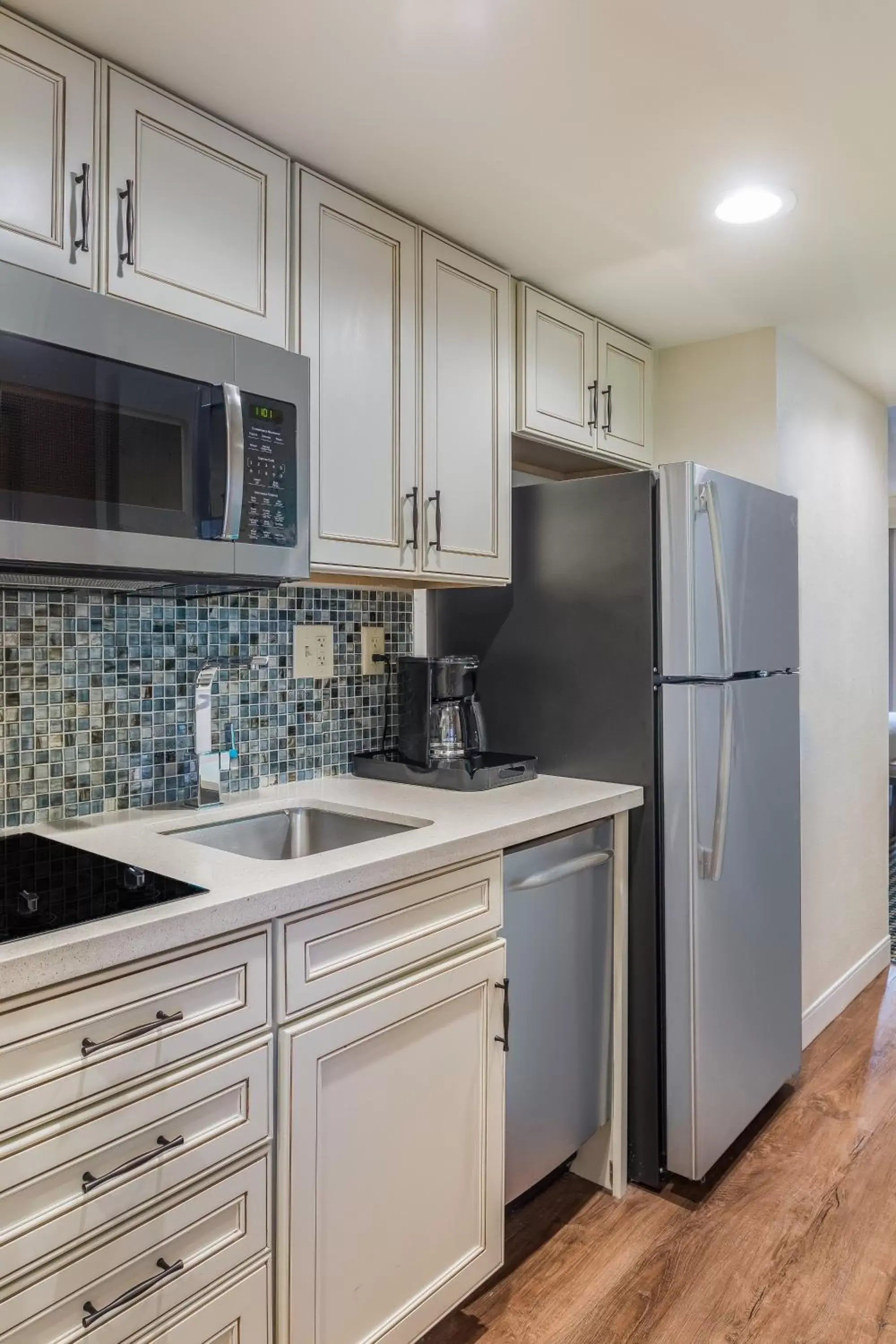 Kitchen or kitchenette, Kitchen/Kitchenette in The Atlantic Suites on the Ave