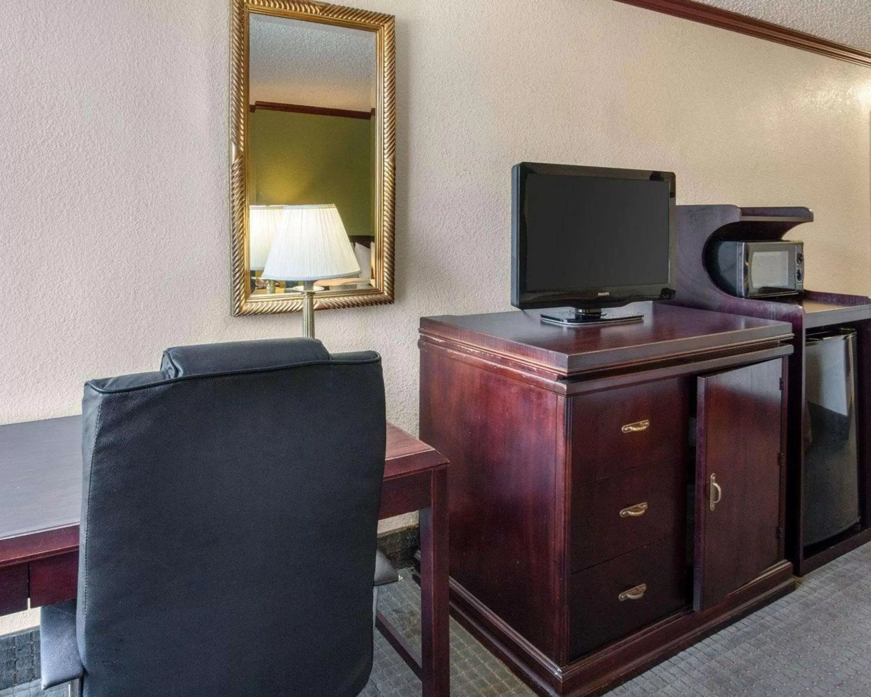 Photo of the whole room, TV/Entertainment Center in Quality Inn Shreveport