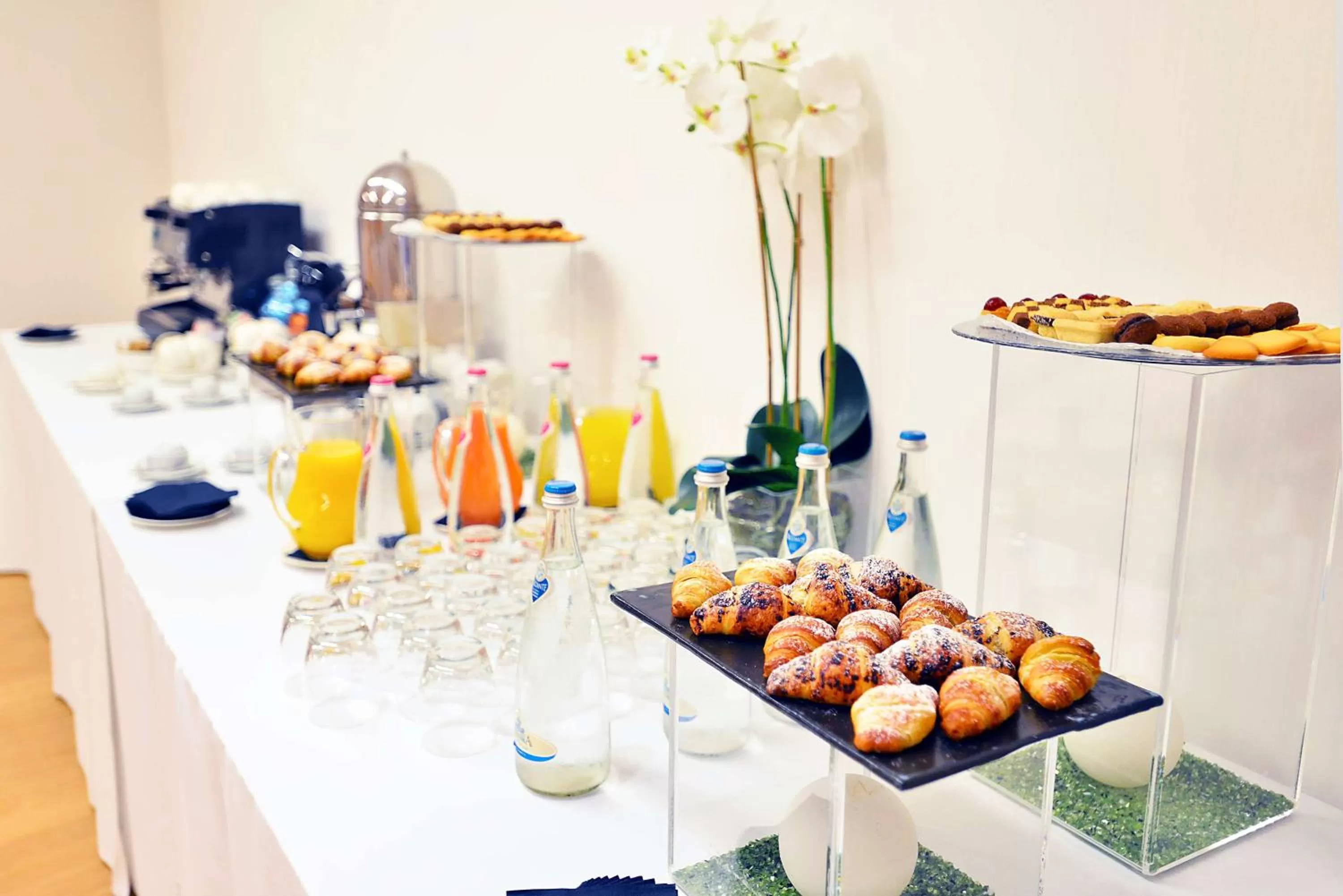 Dining area in Hilton Garden Inn Milan North
