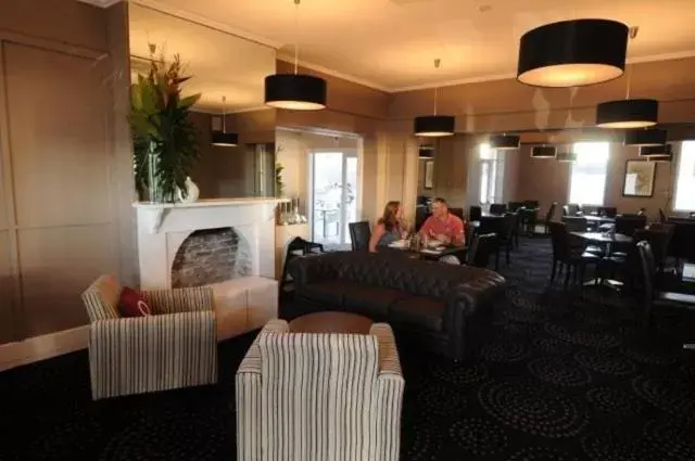 Lounge or bar, Restaurant/Places to Eat in Crossroads Hotel