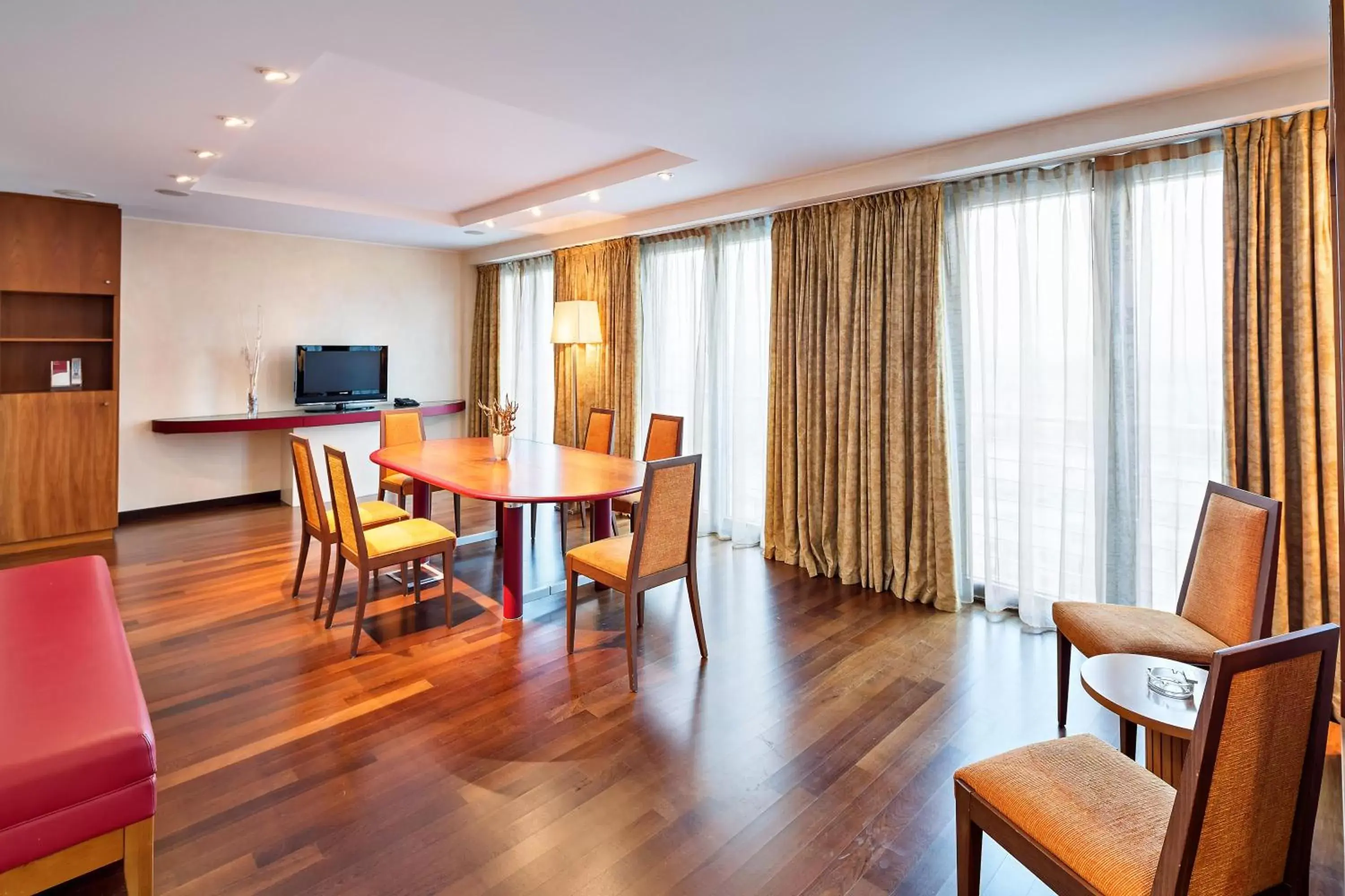 Photo of the whole room, Dining Area in Austria Trend Hotel Ljubljana