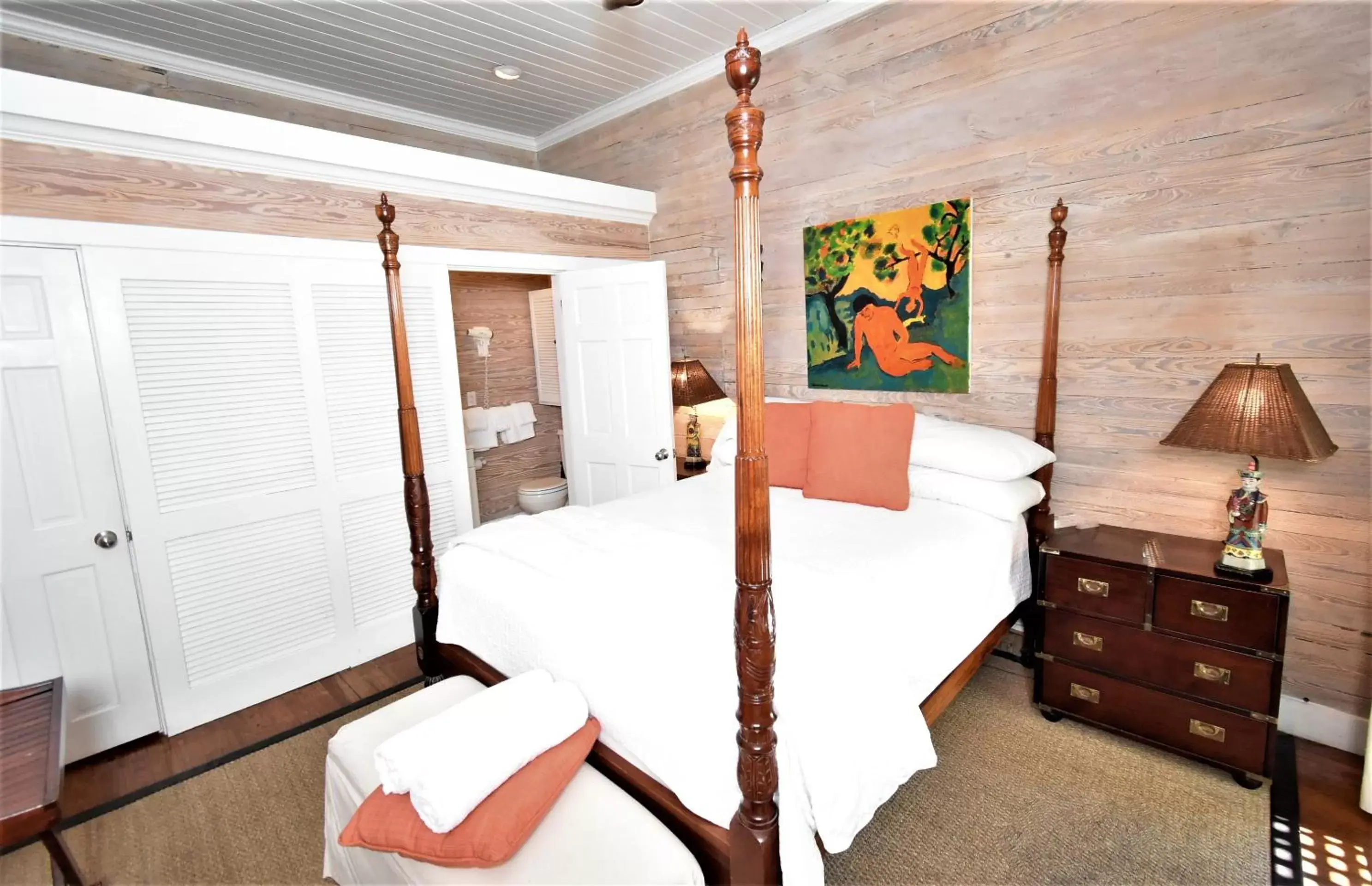 Bed in Simonton Court Historic Inn & Cottages Bed in Simonton Court Historic Inn & Cottages