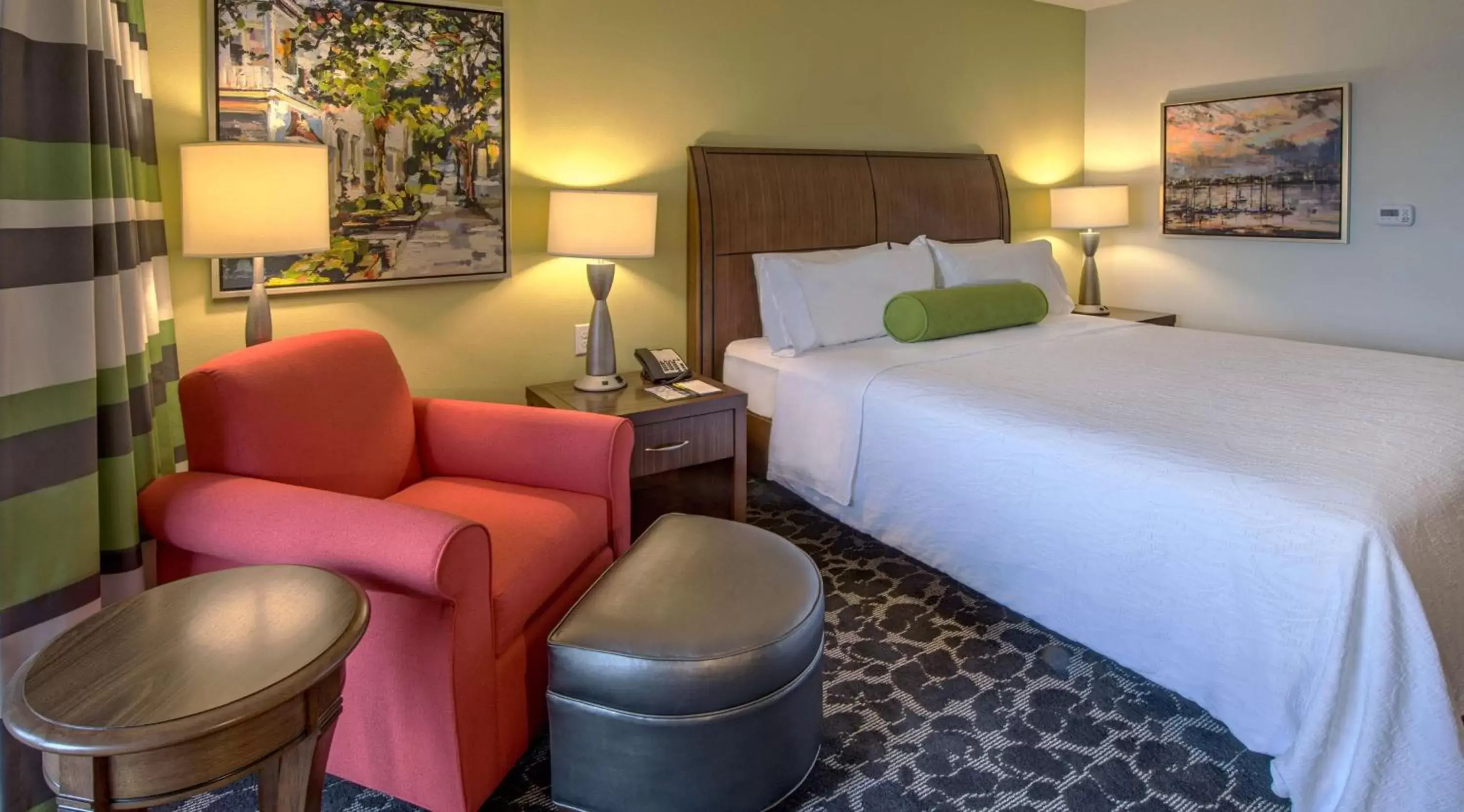 Living room, Bed in Hilton Garden Inn Charleston Waterfront/Downtown