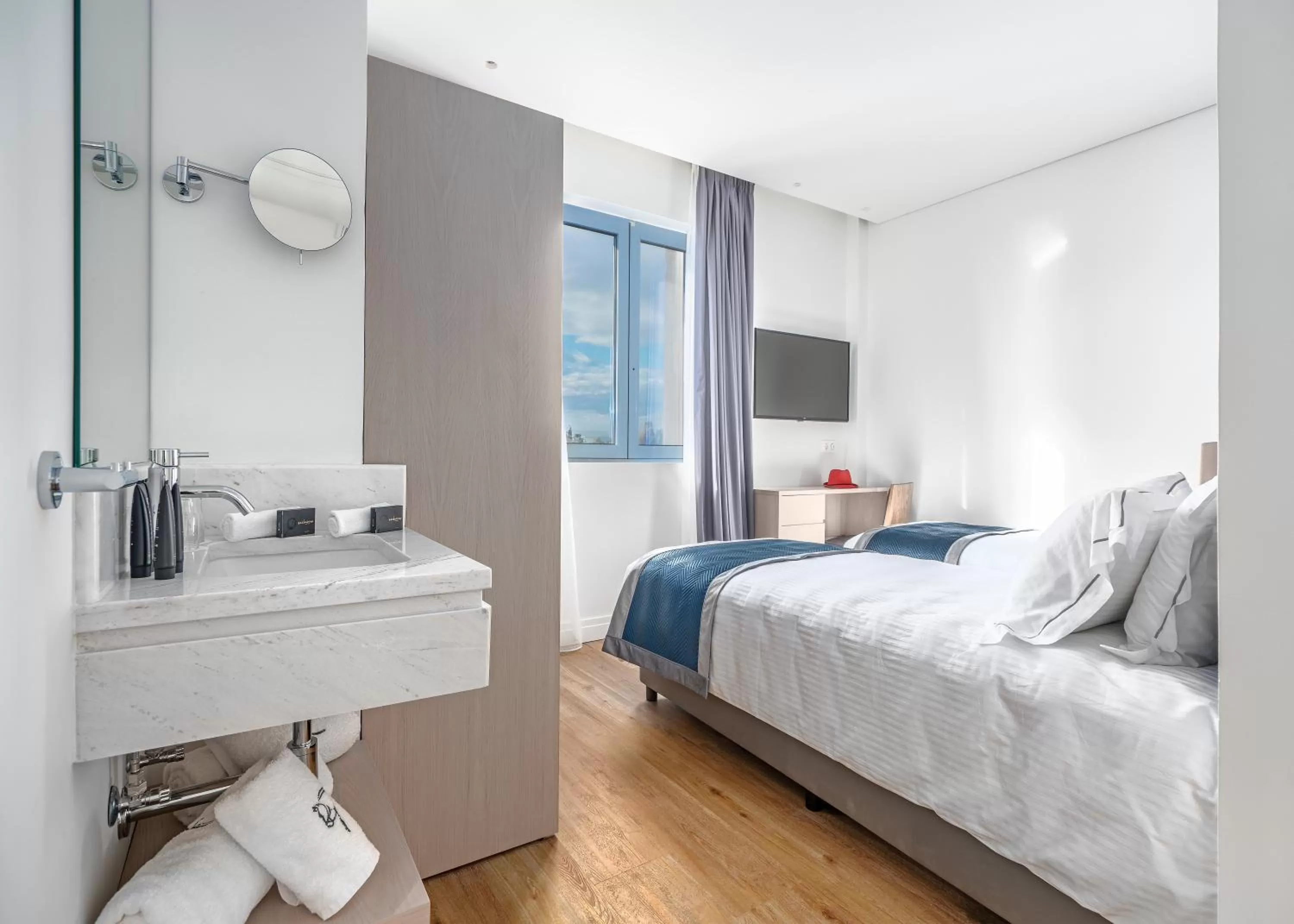 Photo of the whole room, Bed in Glyfada Riviera Hotel