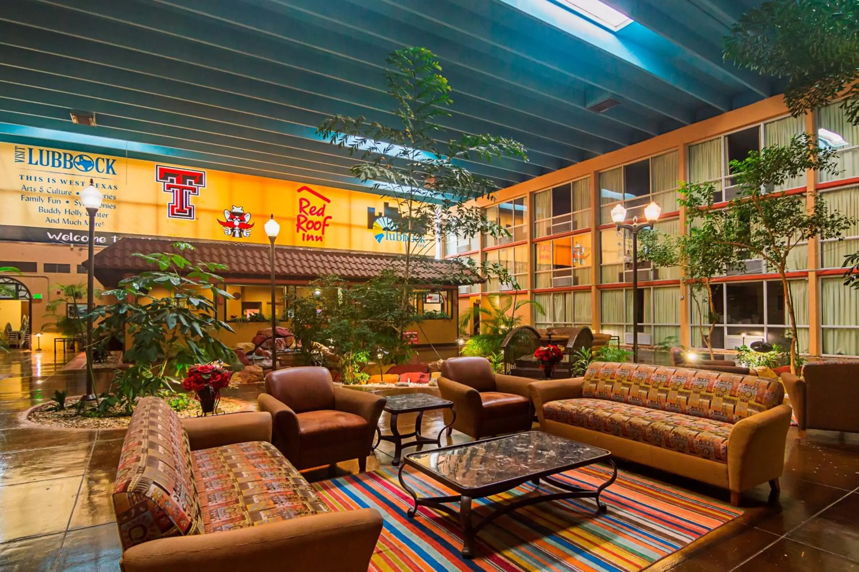 Lobby or reception, Lounge/Bar in Red Roof Inn & Conference Center Lubbock