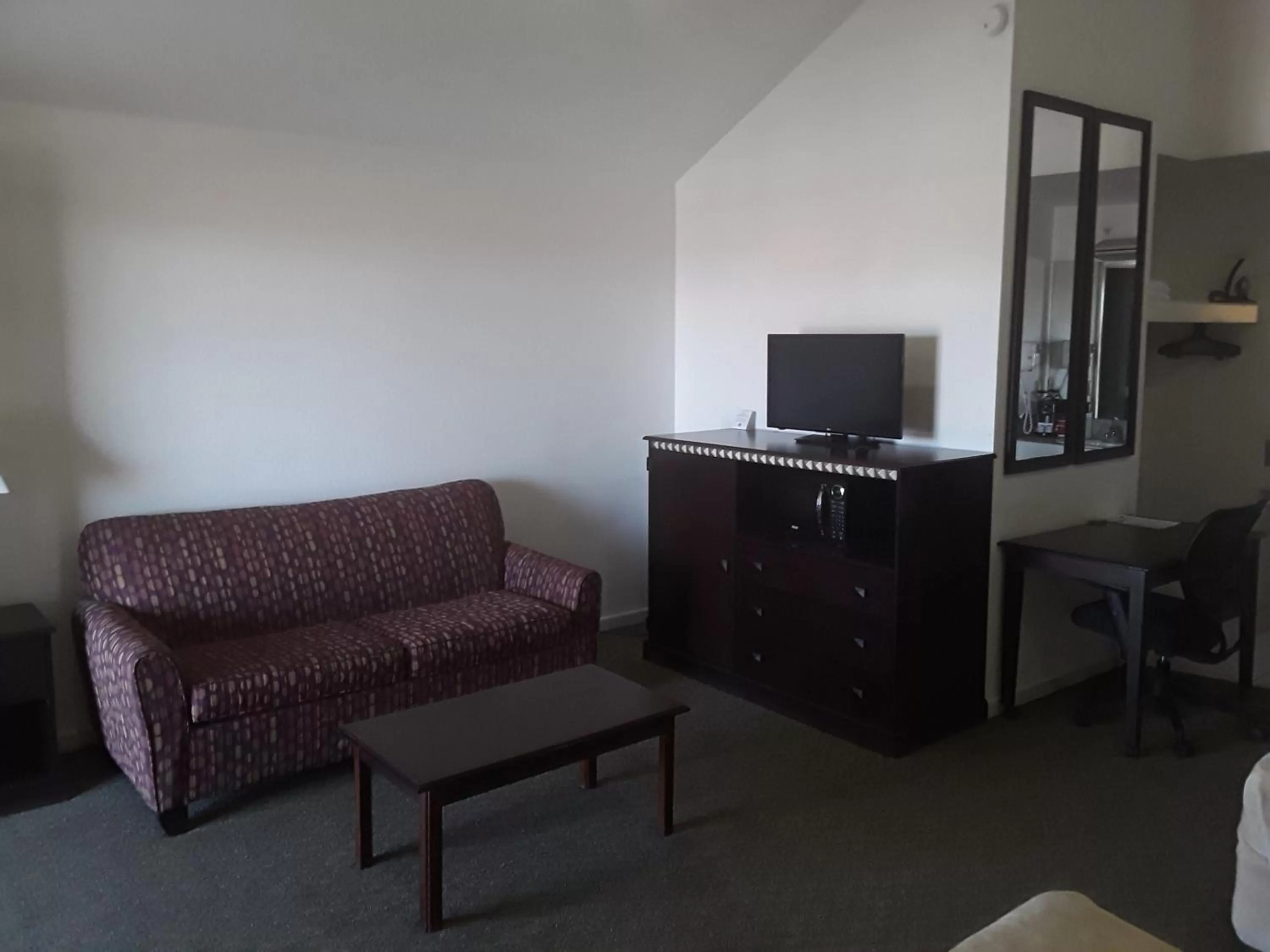 Seating area, TV/Entertainment Center in Italy Inn