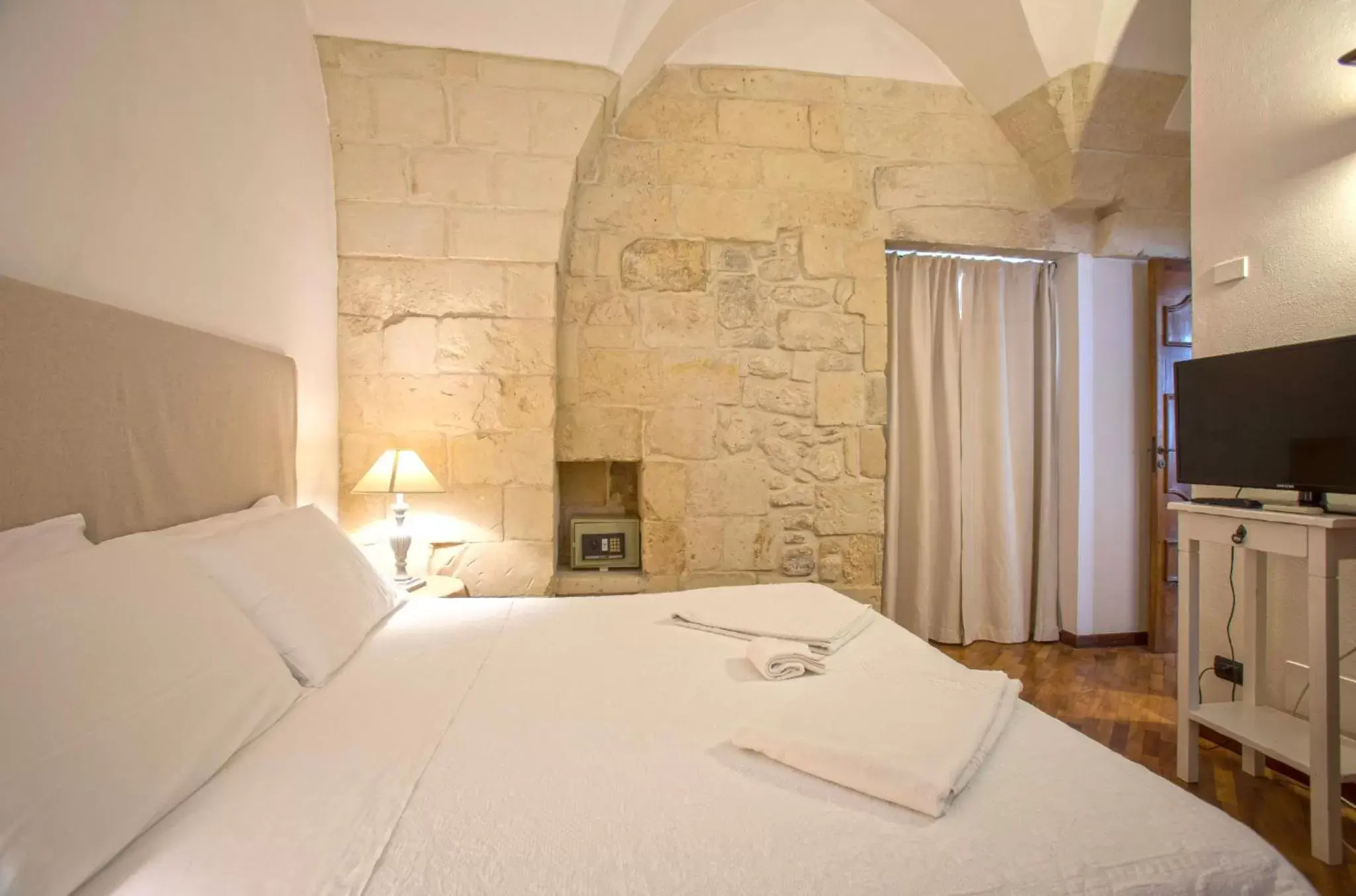 Bathroom, Bed in Chiesa Greca - SIT Rooms & Apartments