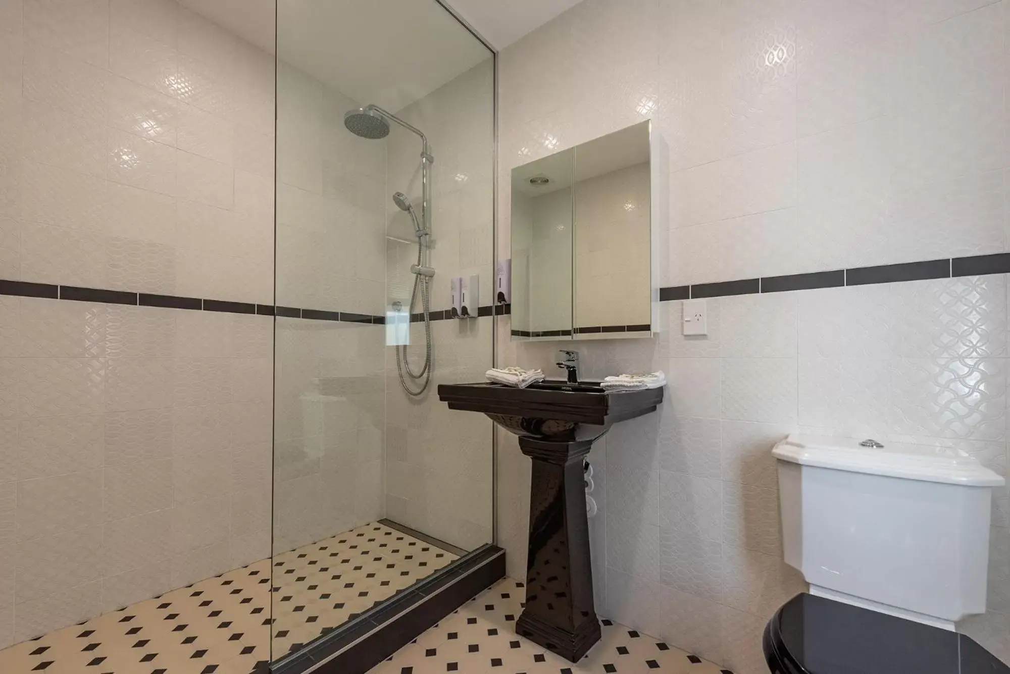Bathroom in Apollo Lodge Motel