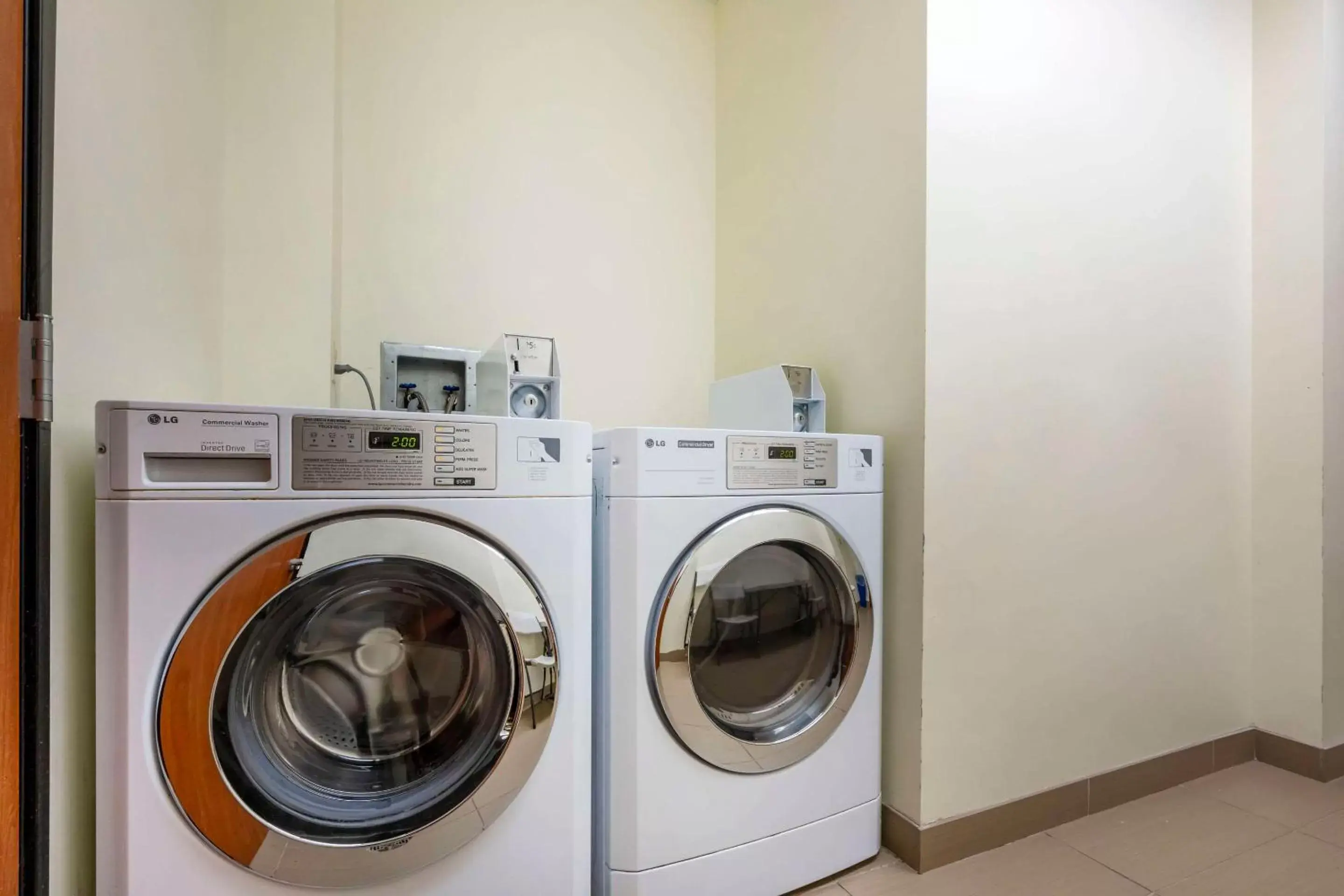 laundry, Kitchen/Kitchenette in Comfort Suites Redding - Shasta Lake