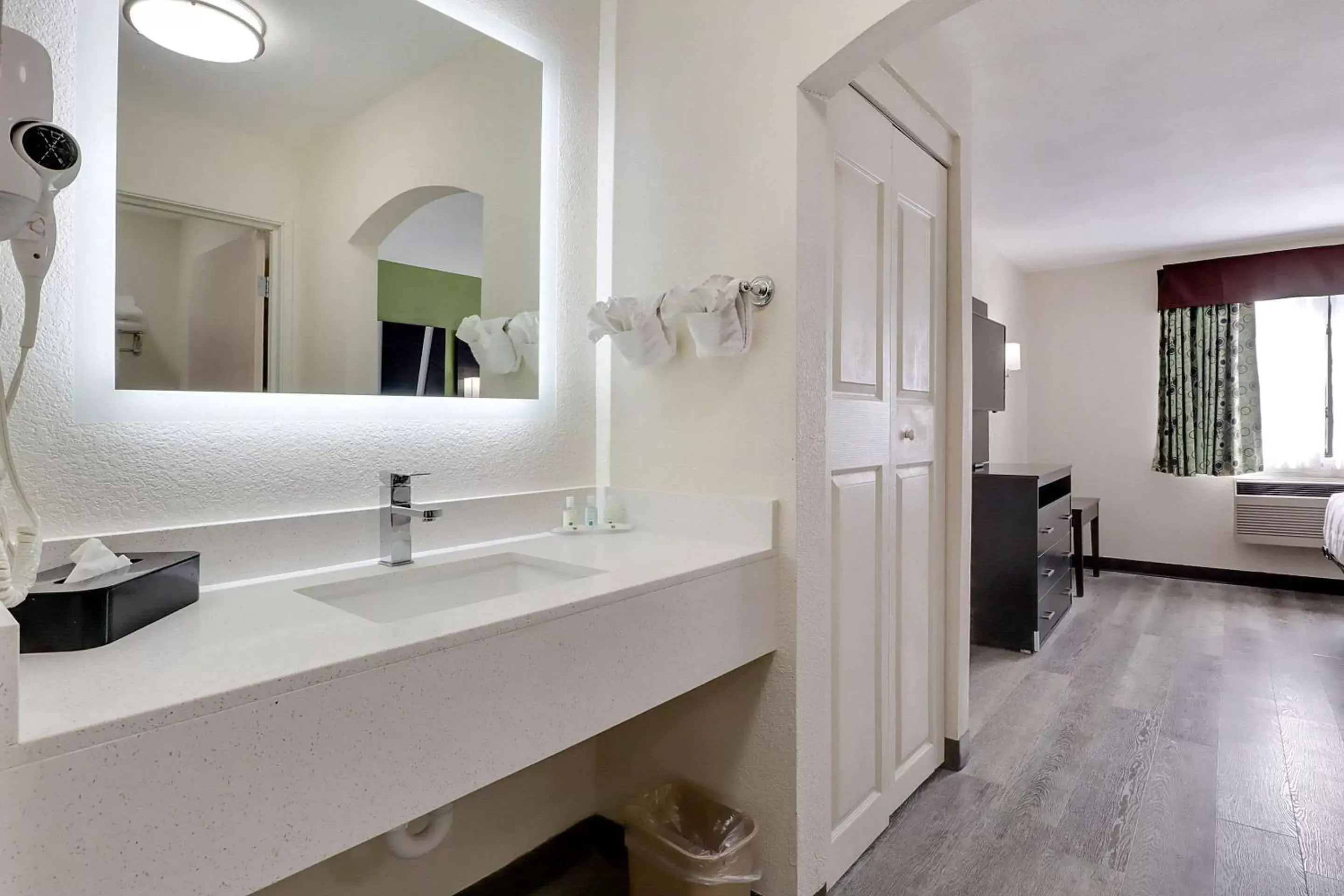 Bedroom, Bathroom in Quality Suites Albuquerque Airport