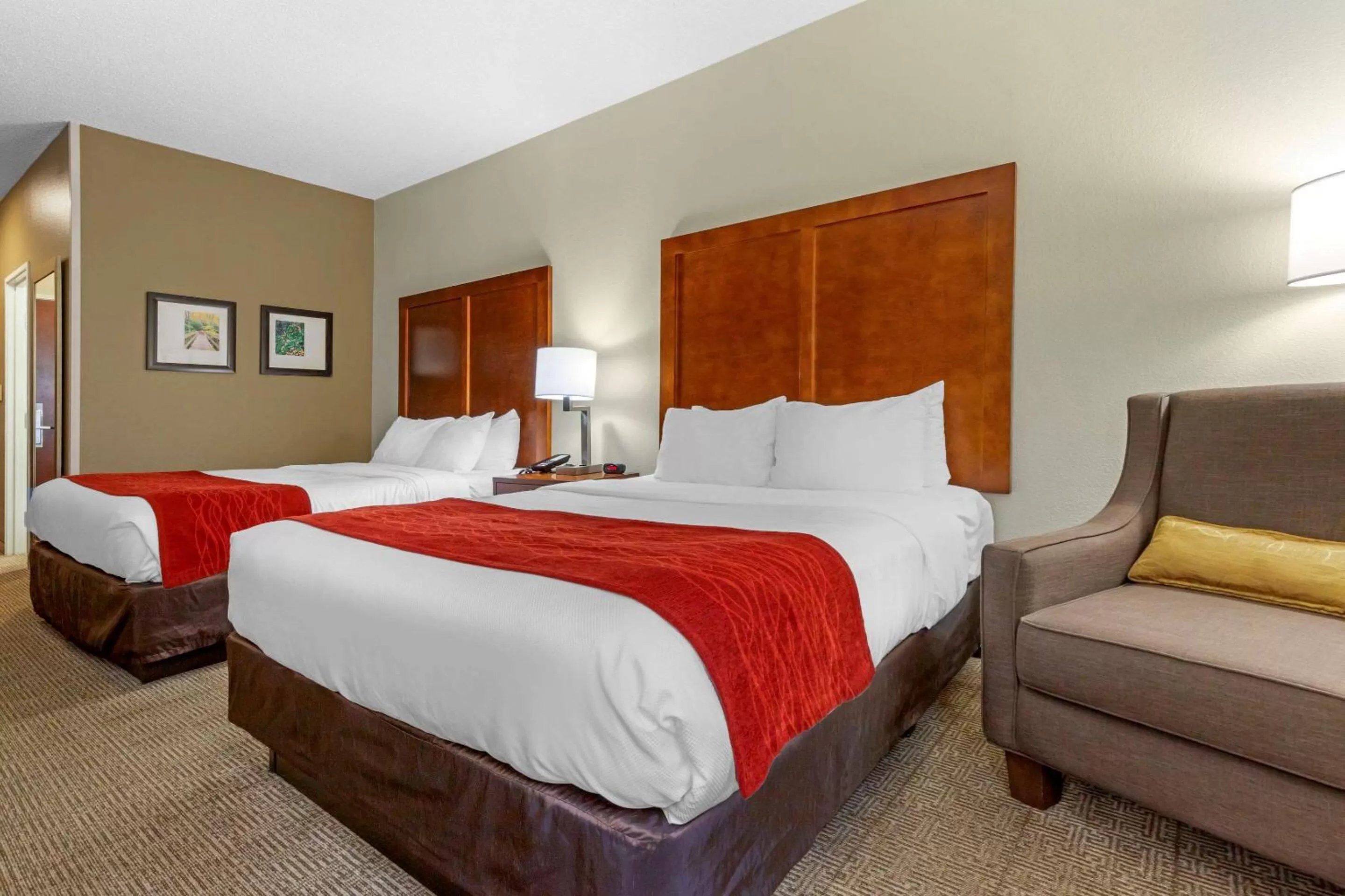 Photo of the whole room, Bed in Comfort Inn & Suites Lenoir Hwy 321 Northern Foothills