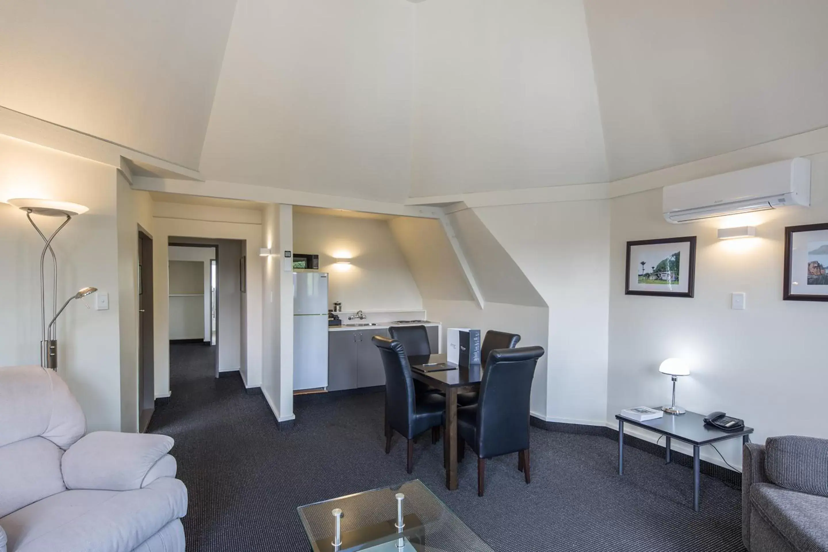 Kitchen or kitchenette, Seating Area in Pavilions Hotel