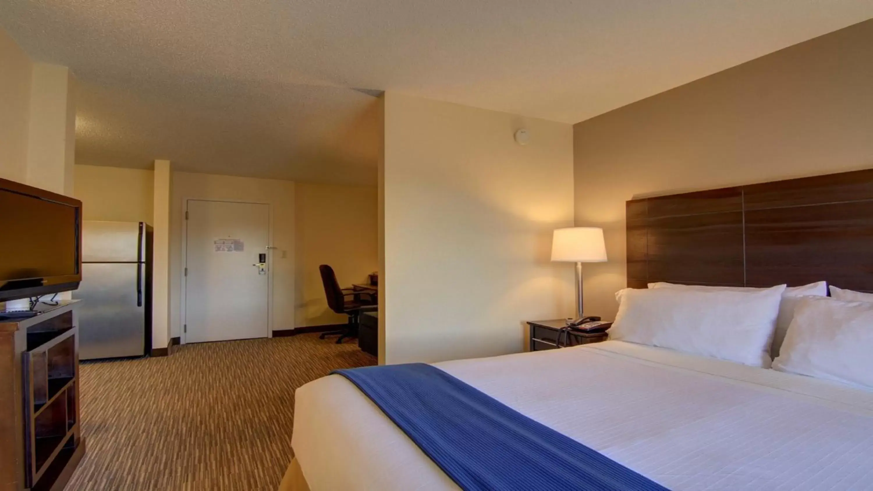 Bedroom, Bed in Holiday Inn Express & Suites Alpharetta, an IHG Hotel