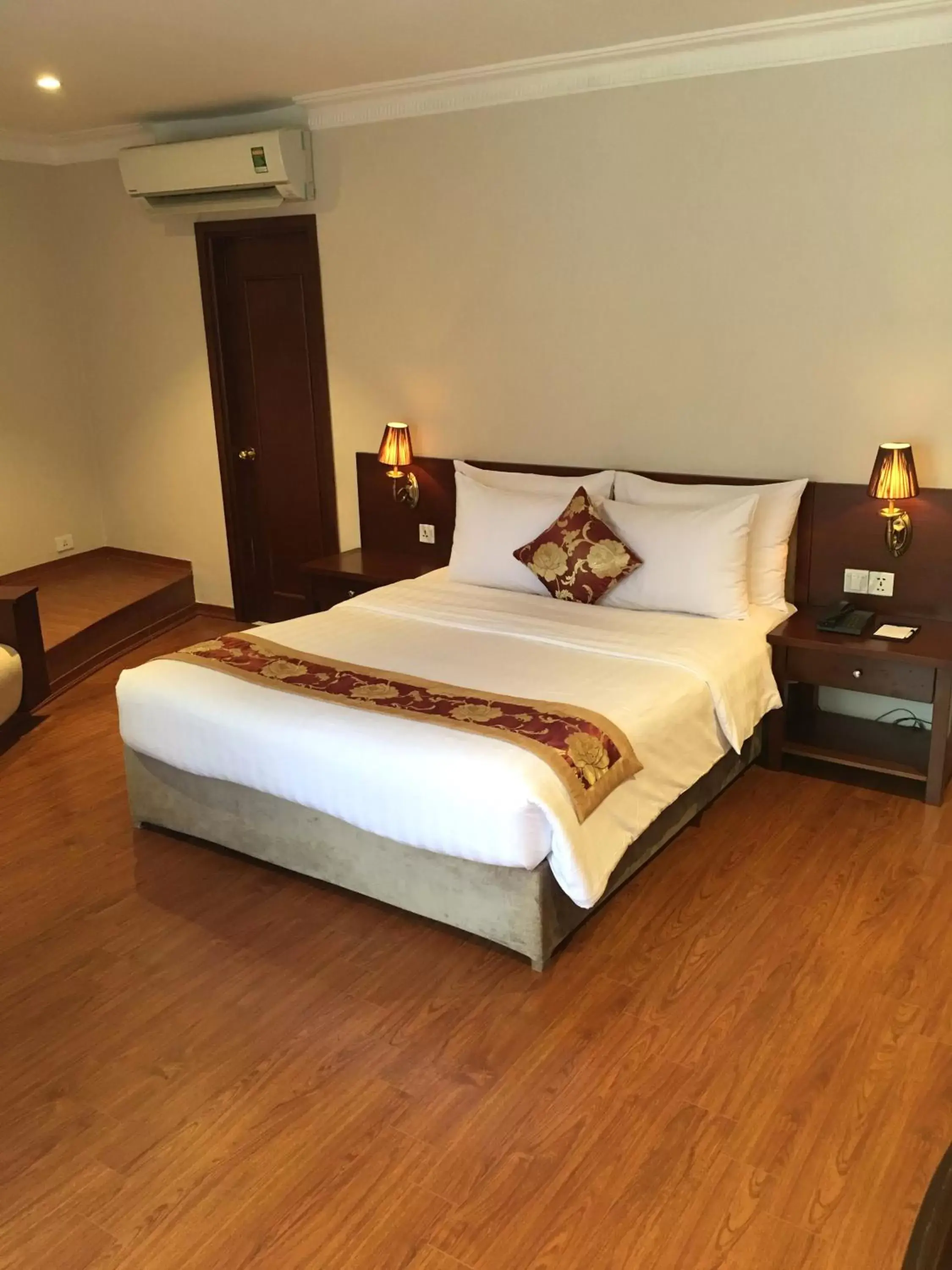 Photo of the whole room, Bed in Mon Regency Hotel Photo of the whole room, Bed in Mon Regency Hotel