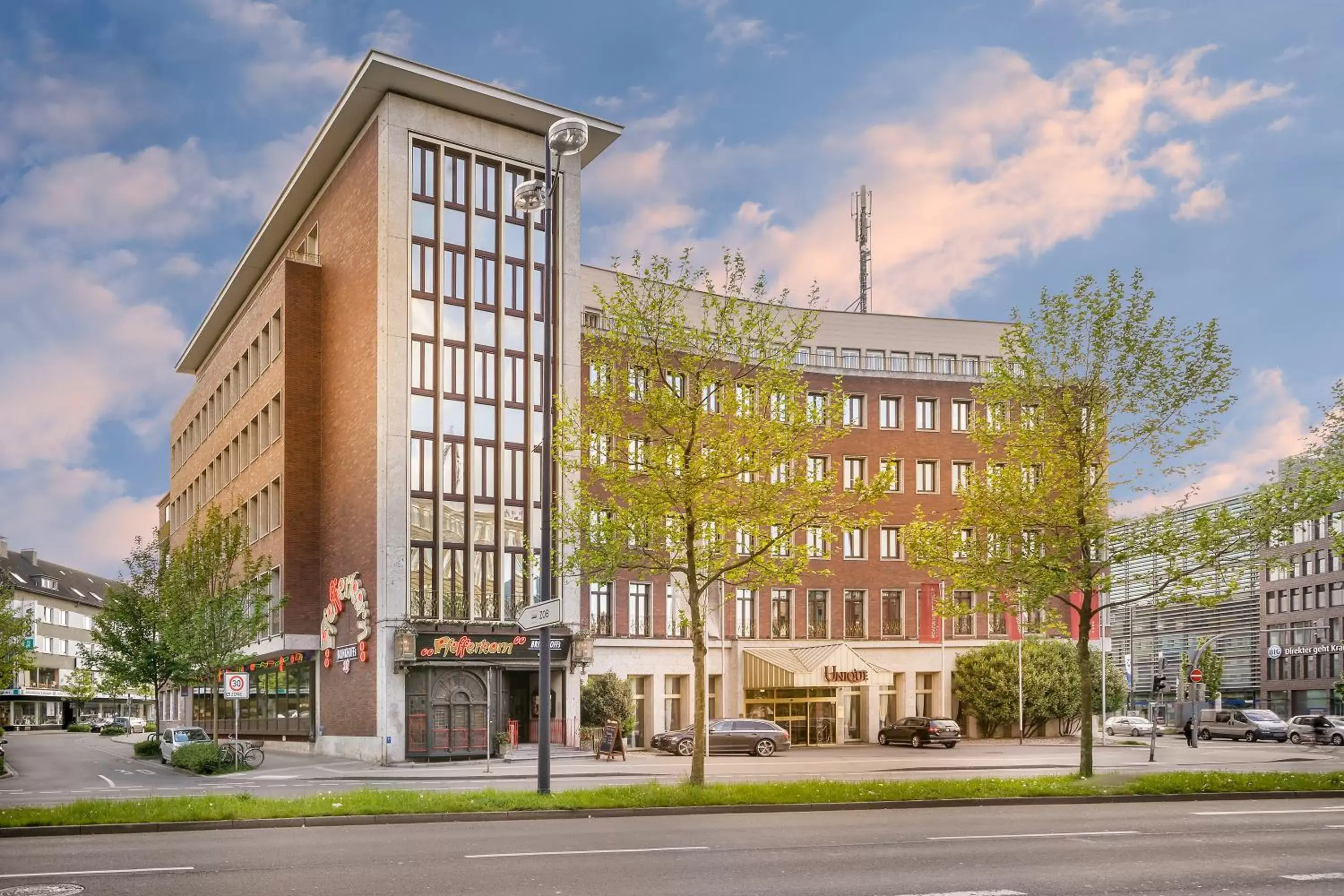 Facade/entrance, Property Building in Hotel Unique Dortmund Hauptbahnhof