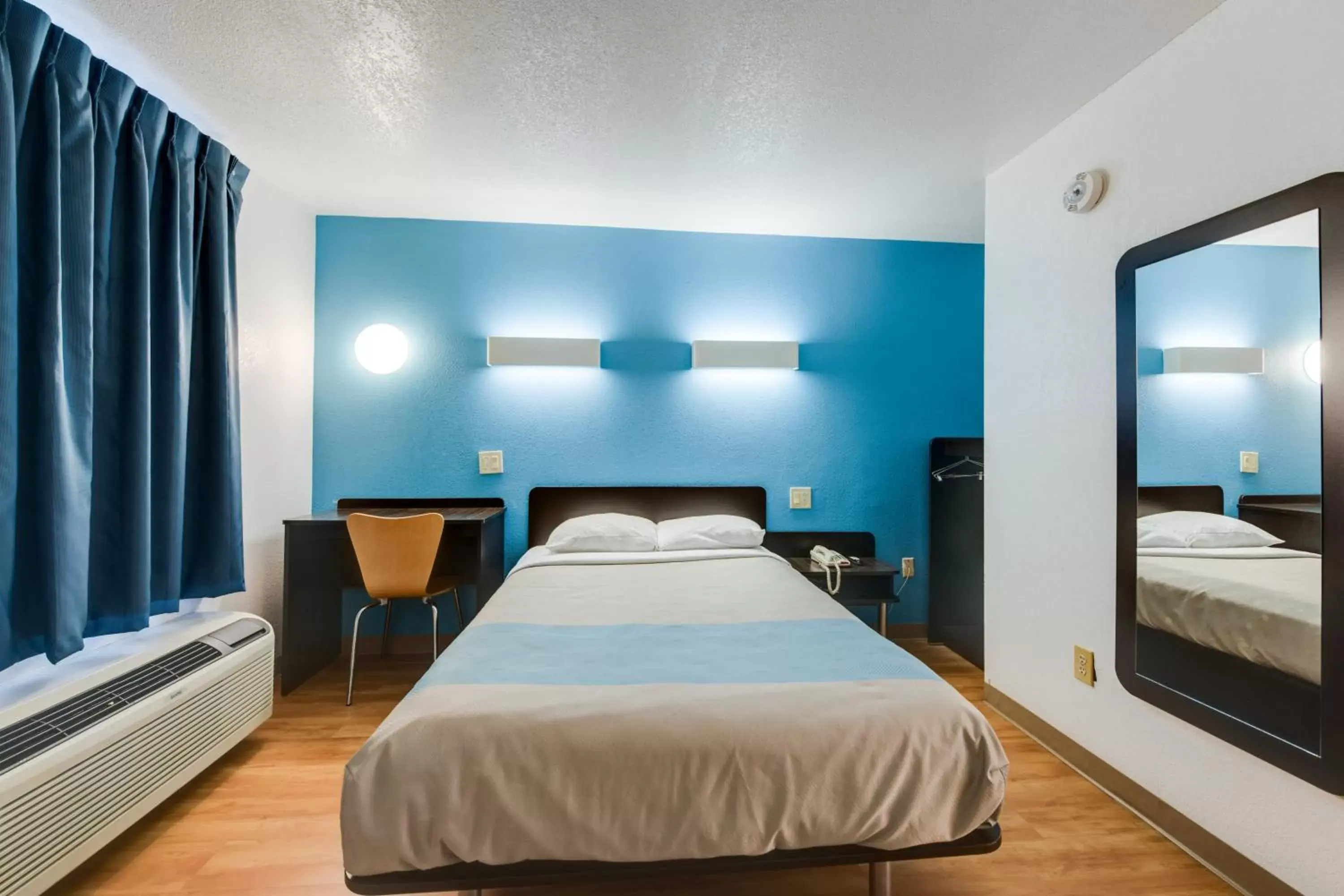 Bedroom, Bed in Motel 6-Kingston, TN Bedroom, Bed in Motel 6-Kingston, TN