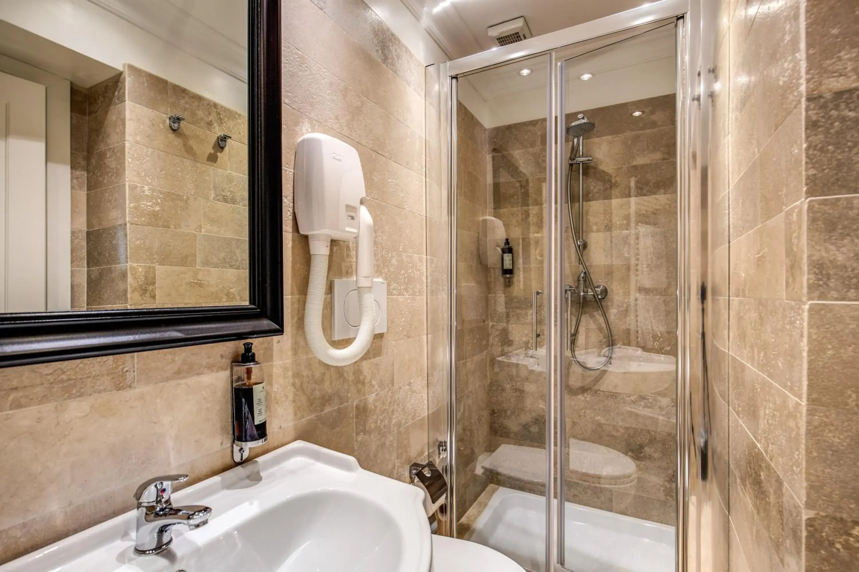 Shower, Bathroom in Hotel dei Quiriti Suite