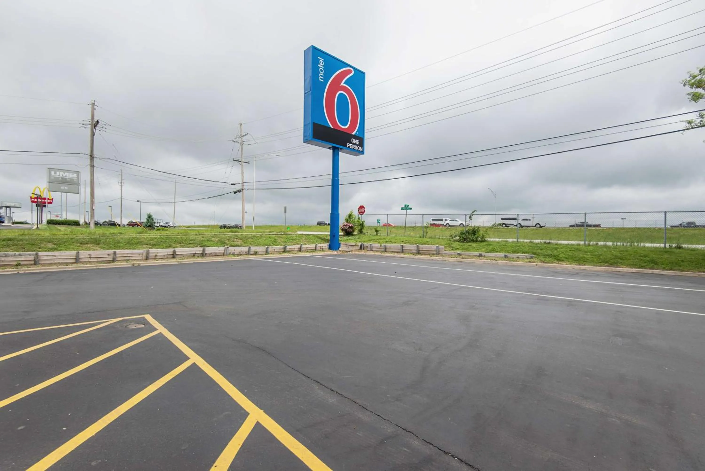 Property building in Motel 6 Kansas City, MO - Airport