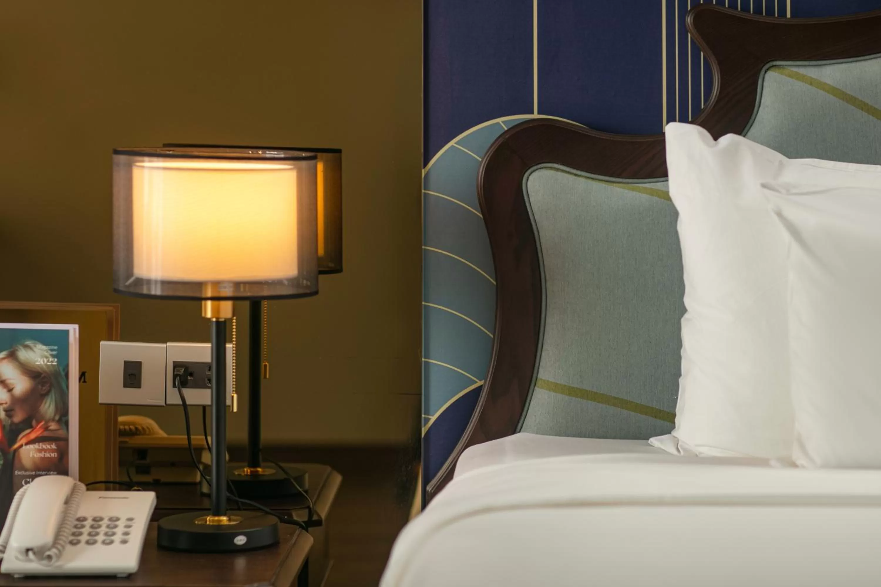 Bed in MAY DE VILLE Lakeside Hotel