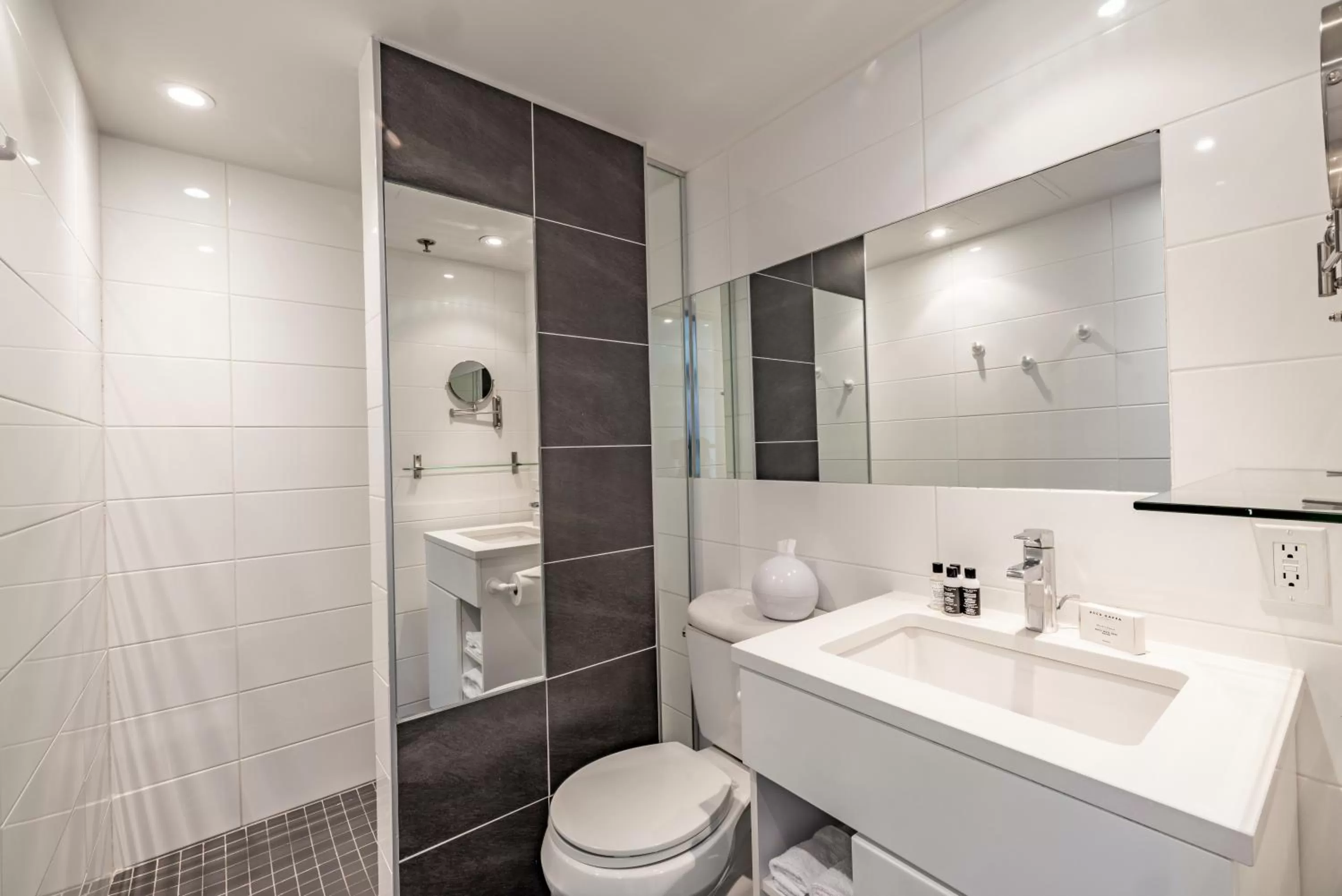 Shower in Hotel Zero 1 Montreal