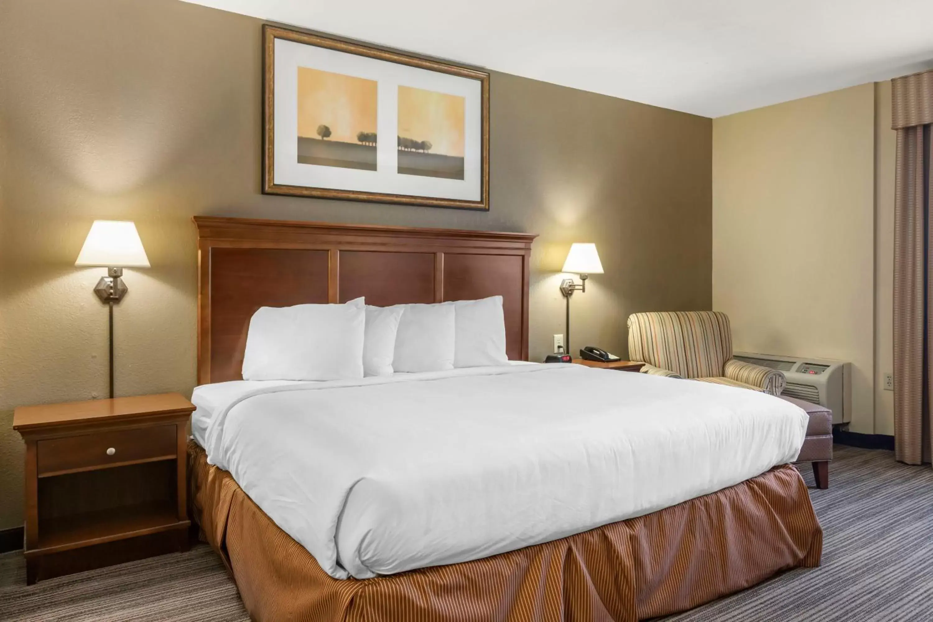 Bed in Country Inn & Suites Atlanta Downtown