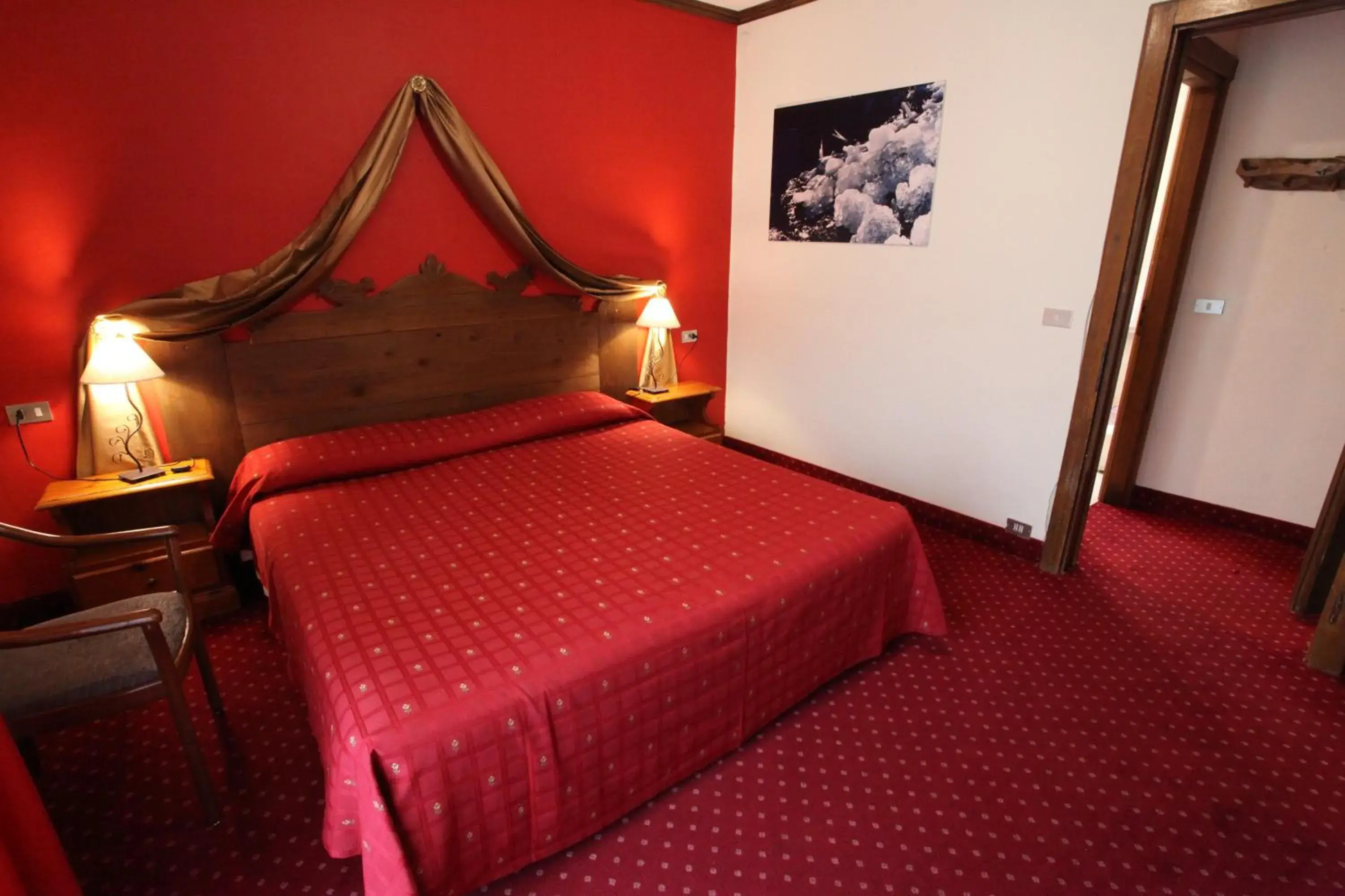 Photo of the whole room, Bed in Hotel Courmayeur