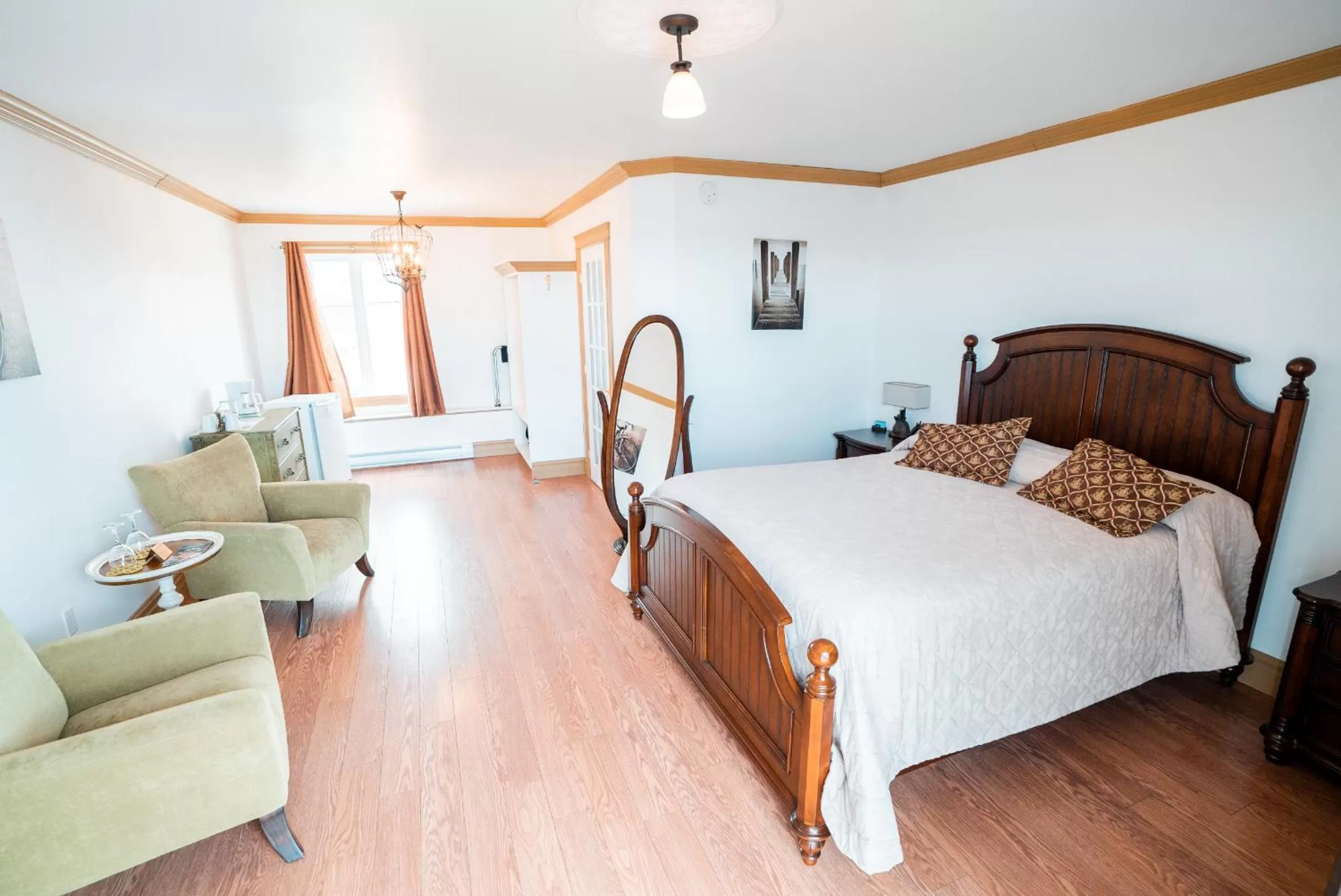 Photo of the whole room, Bed in Auberge du Vieux Faubourg