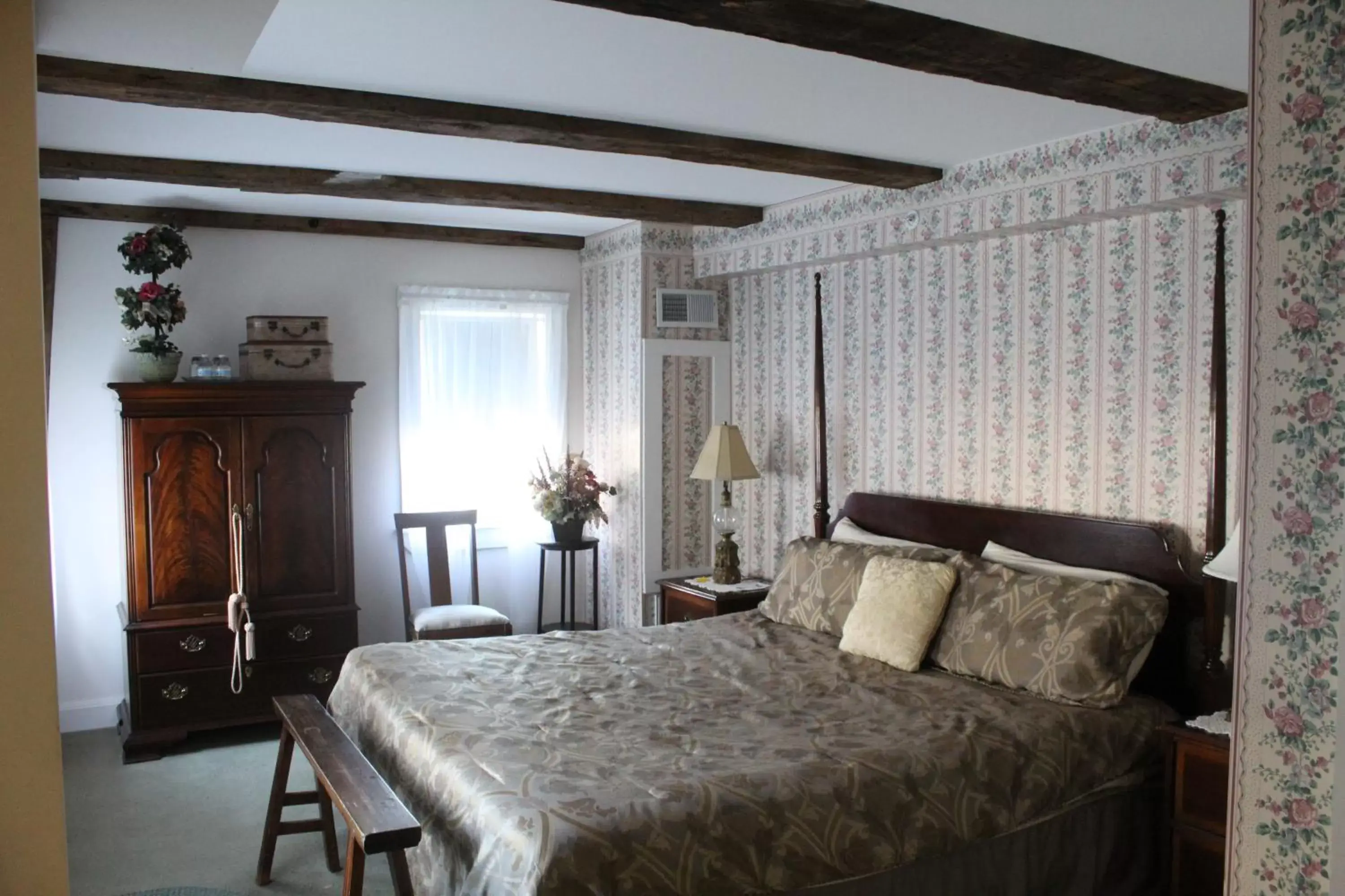 Photo of the whole room, Bed in Old Orchard Beach Inn