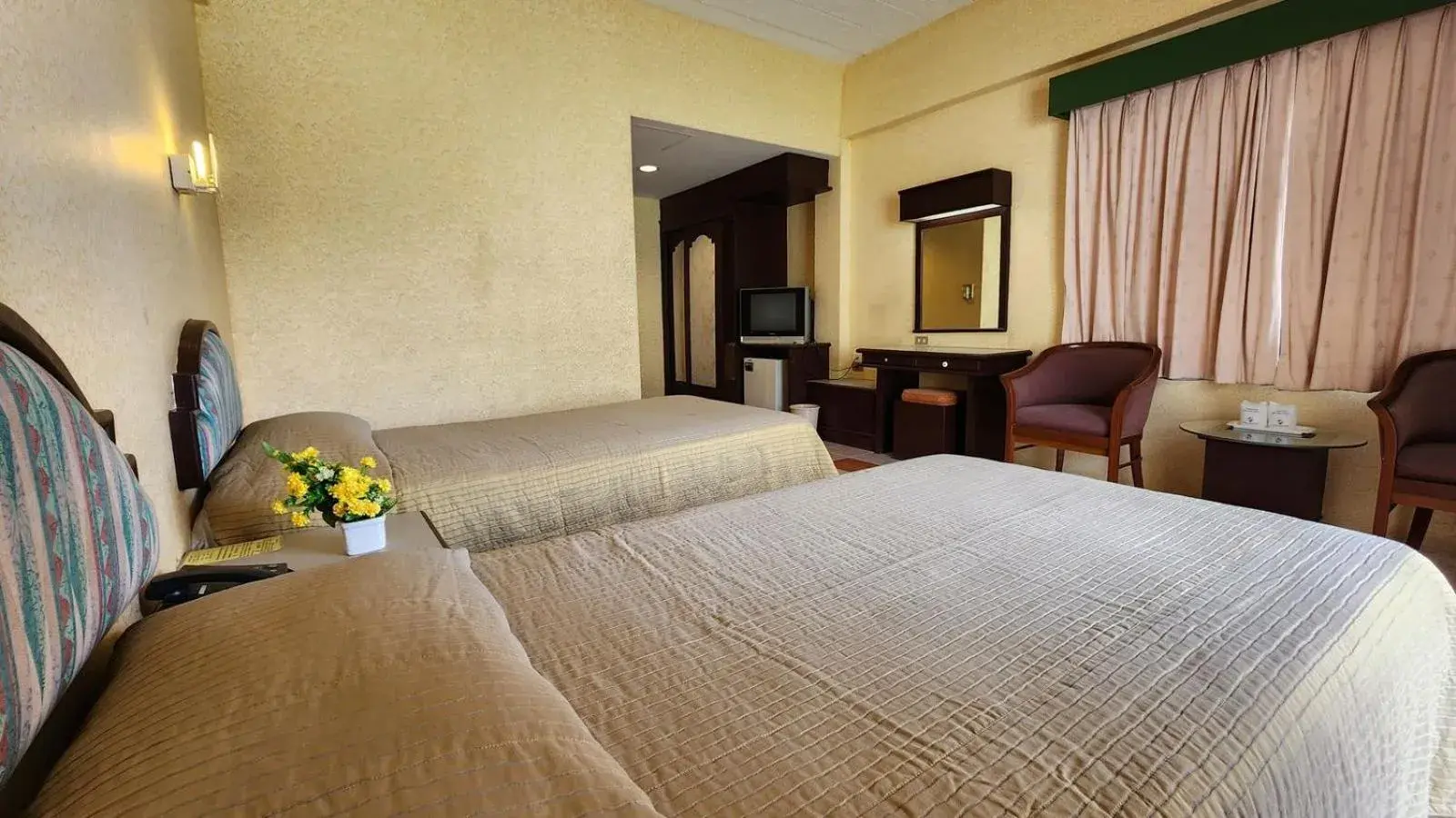 Photo of the whole room, Bed in Pattaya Garden Resort