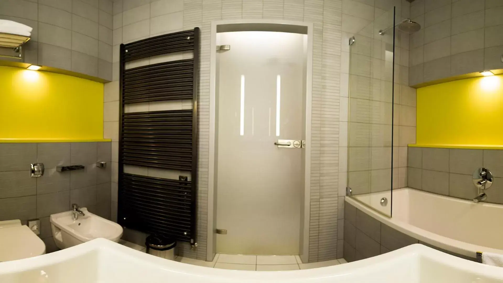 Shower, Bathroom in Hotel AquaCity Mountain View