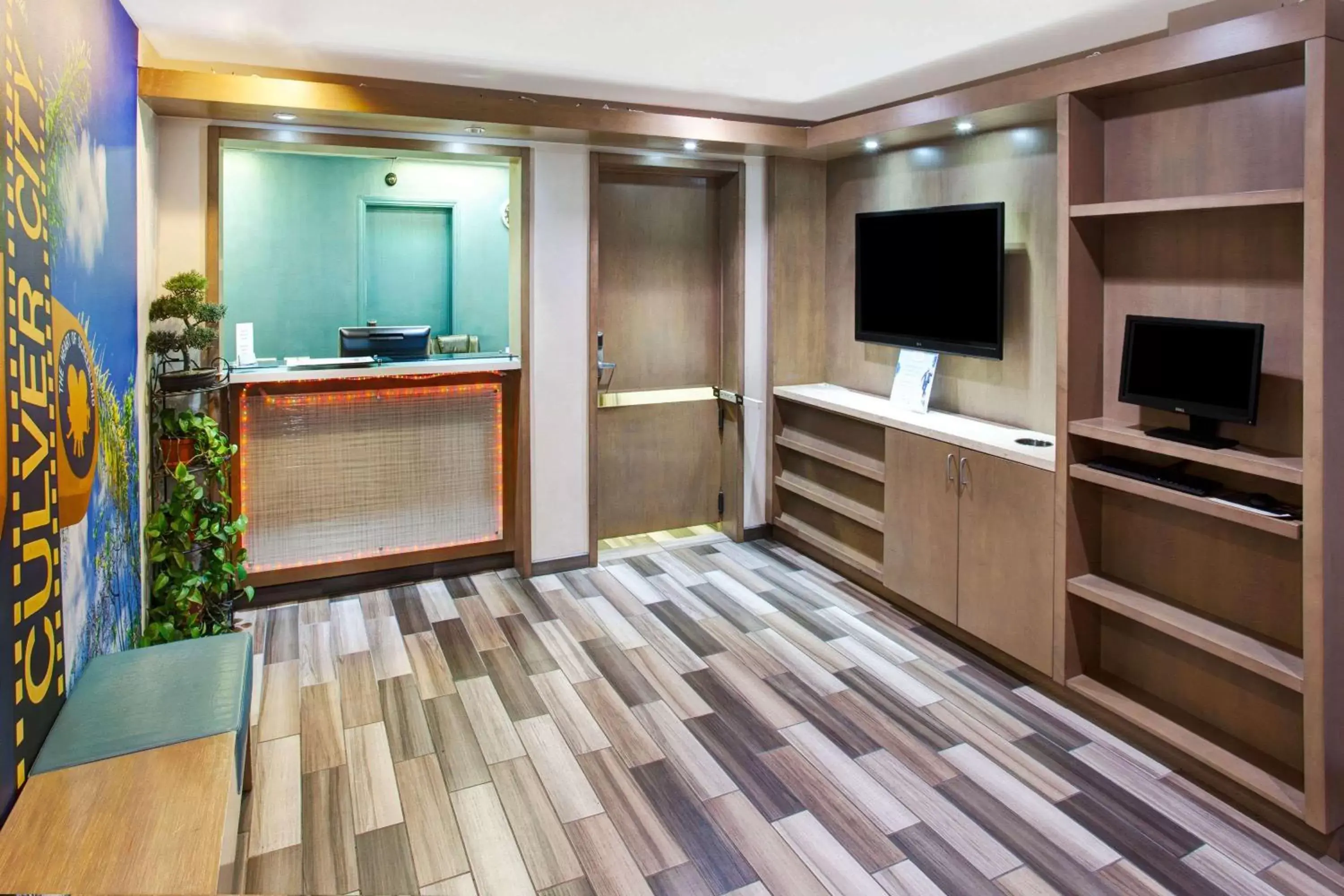 Lobby or reception, TV/Entertainment Center in Travelodge by Wyndham Culver City