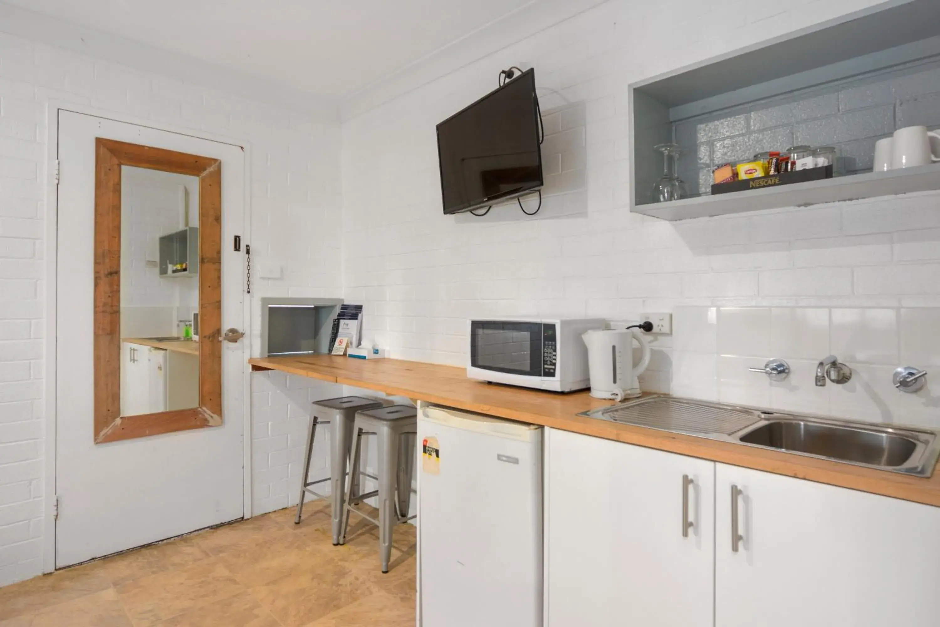 Kitchen/Kitchenette in Pleasant Way River Lodge