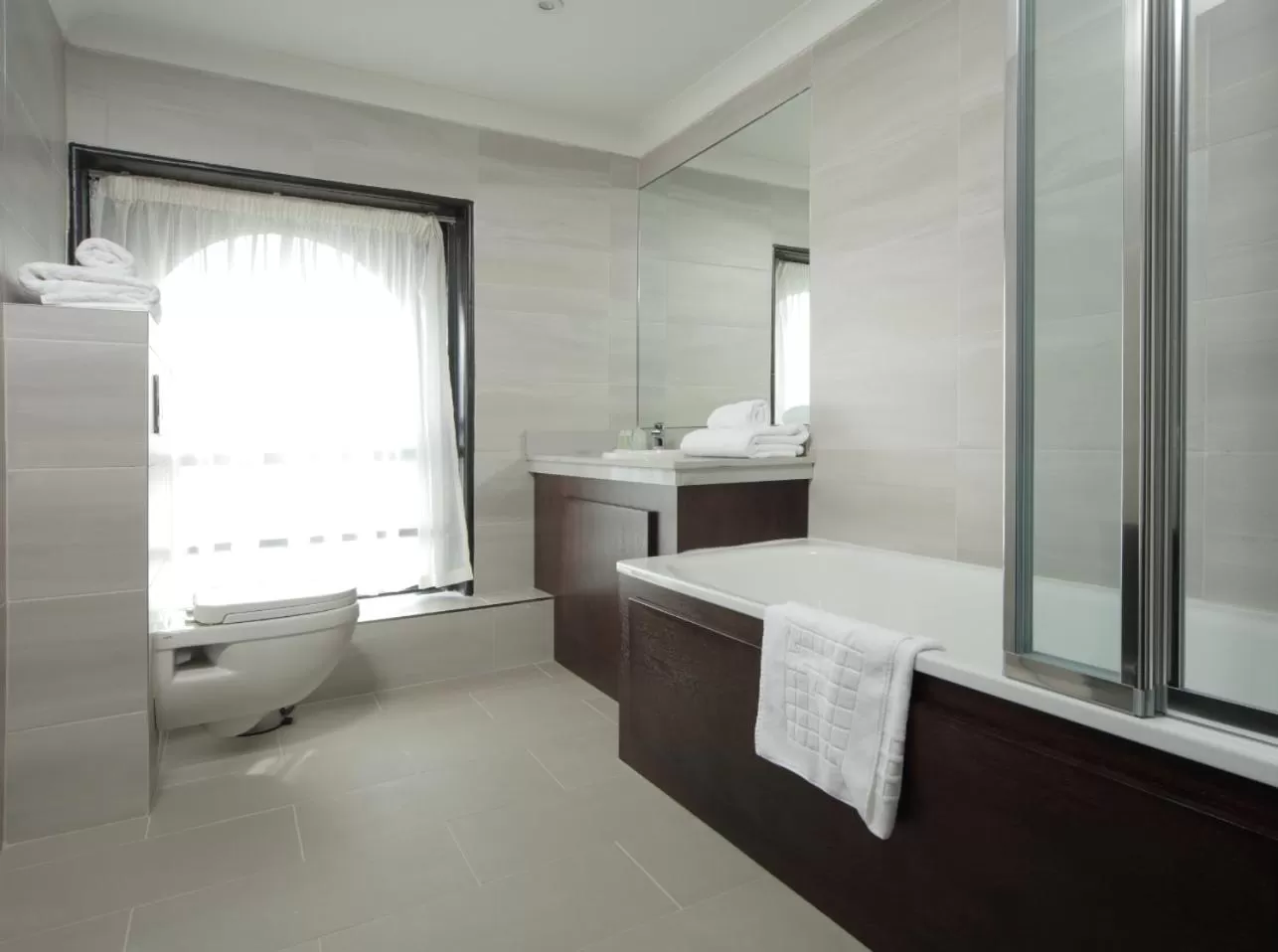 Toilet in Great Victoria Hotel