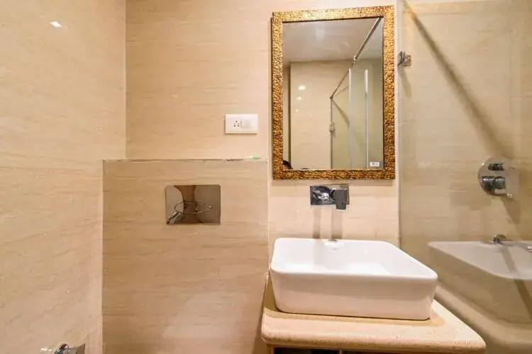 Shower, Bathroom in Solitaire Hotel