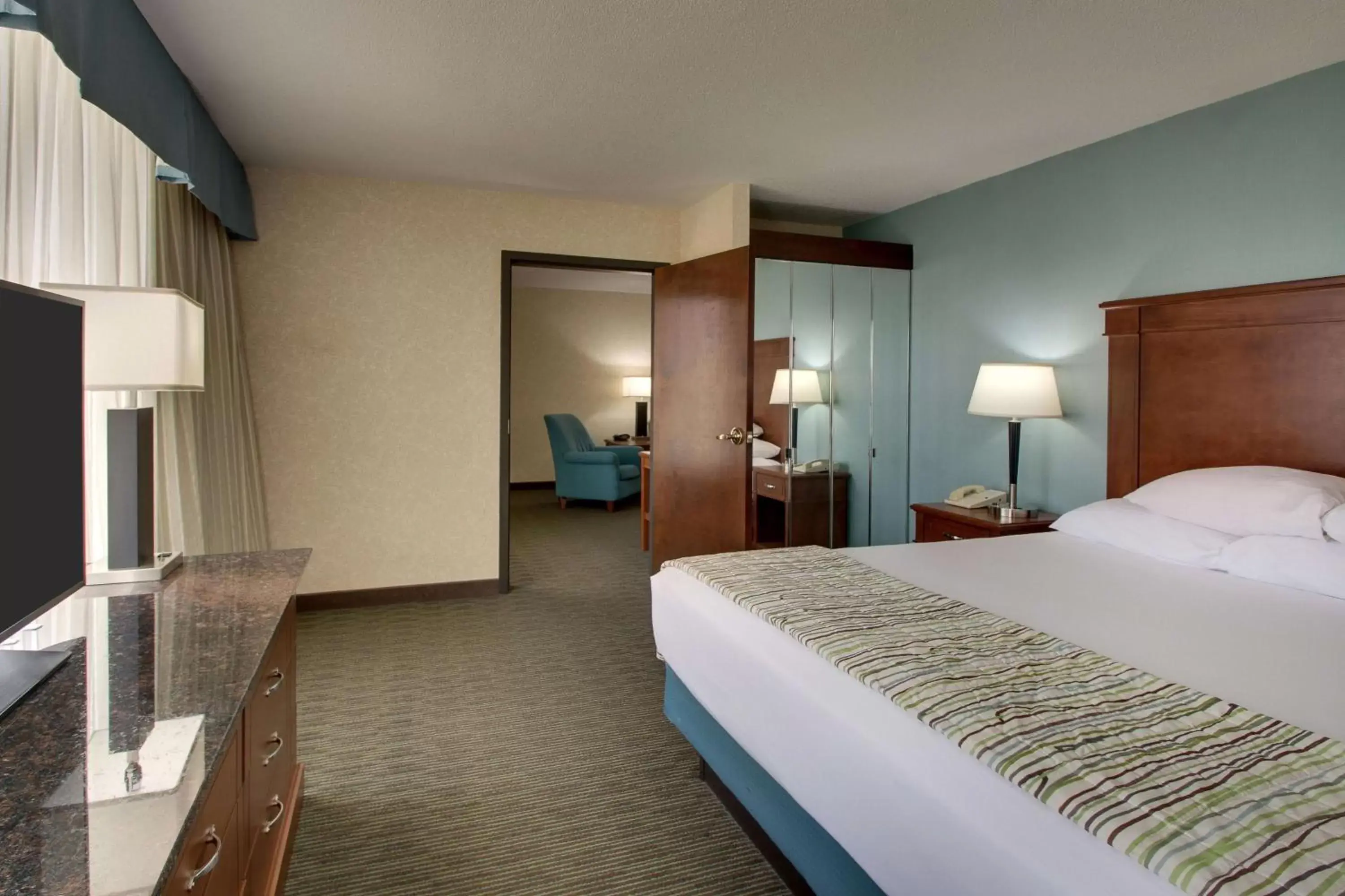 Photo of the whole room, Bed in Drury Inn & Suites Cape Girardeau