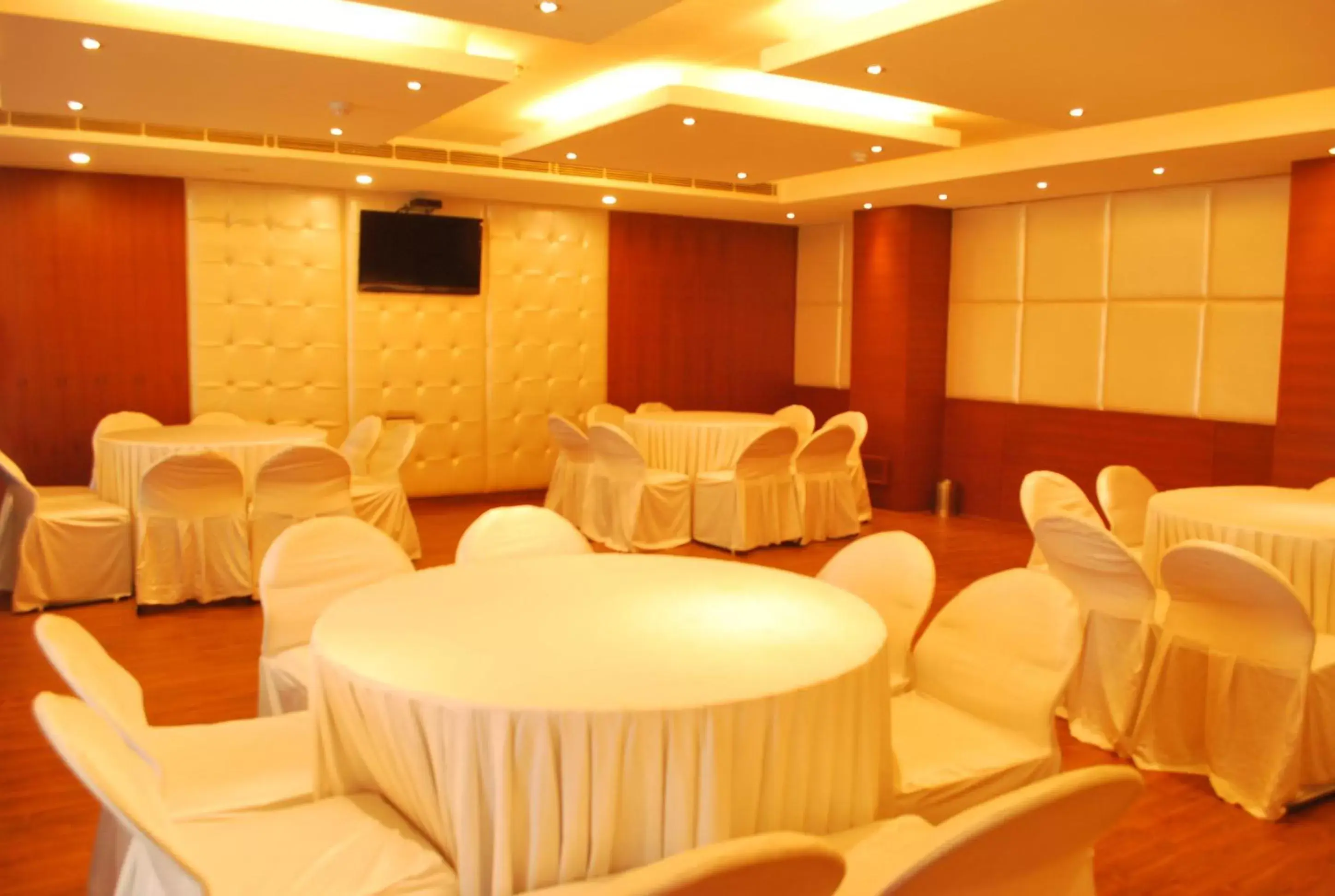 Restaurant/places to eat, Banquet Facilities in Hotel Sapphire