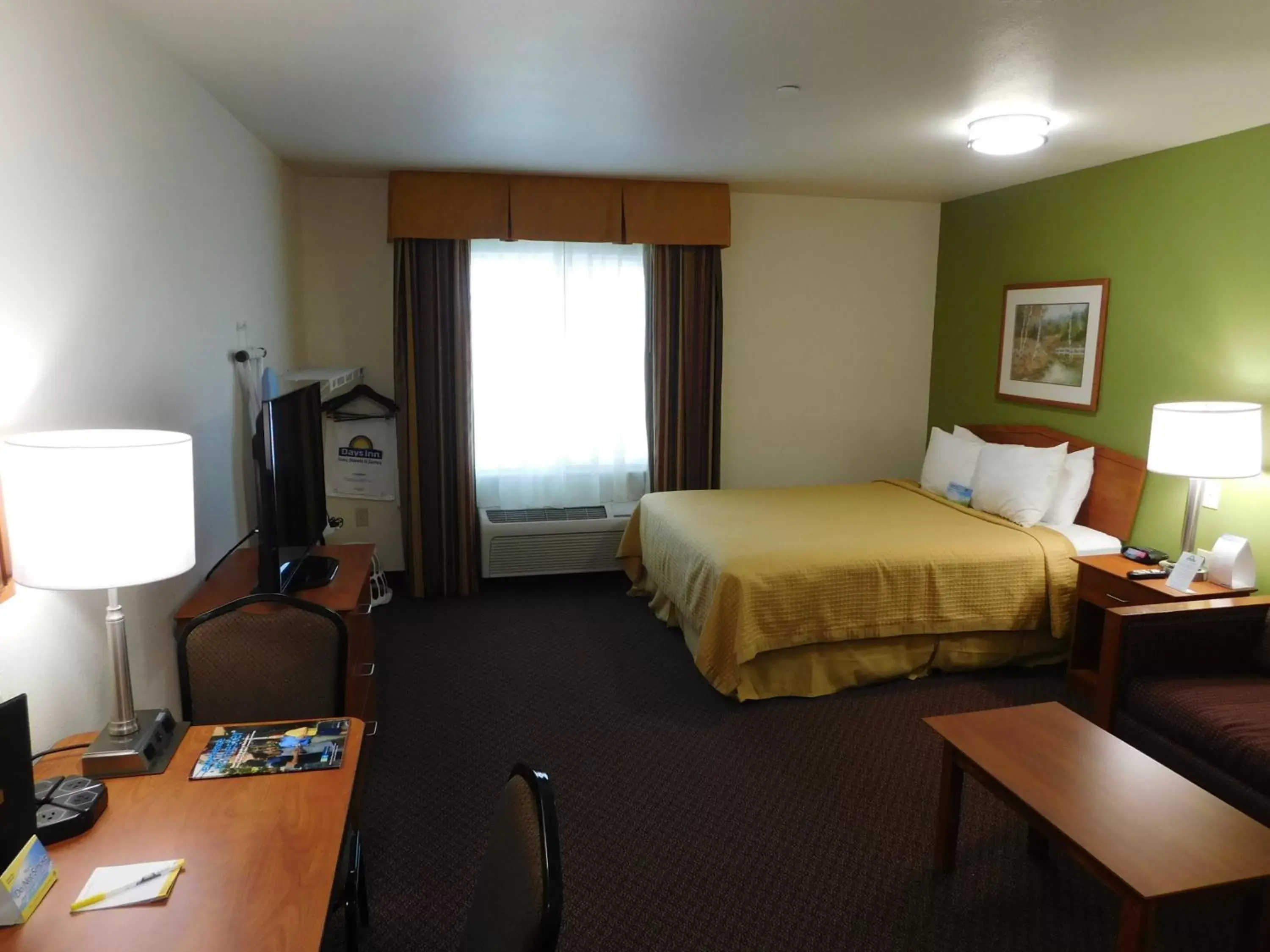 Bedroom in Days Inn & Suites by Wyndham Rochester South