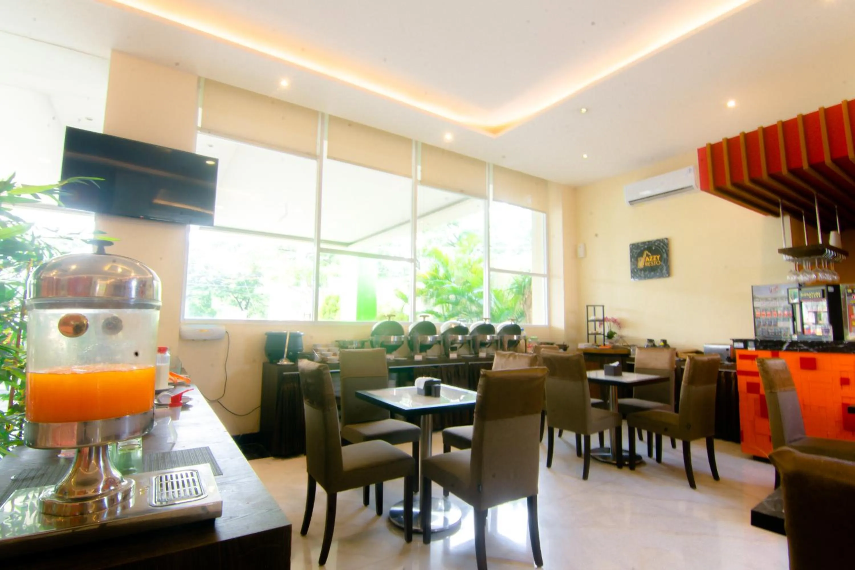 Restaurant/places to eat in Front One Hotel Purwodadi