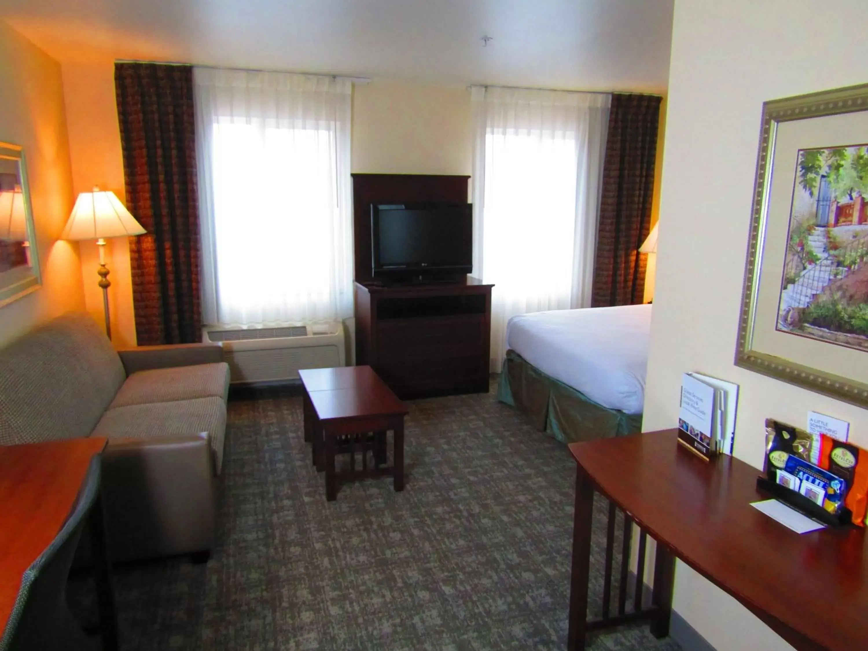 Photo of the whole room, Lounge/Bar in Staybridge Suites Rochester University, an IHG Hotel