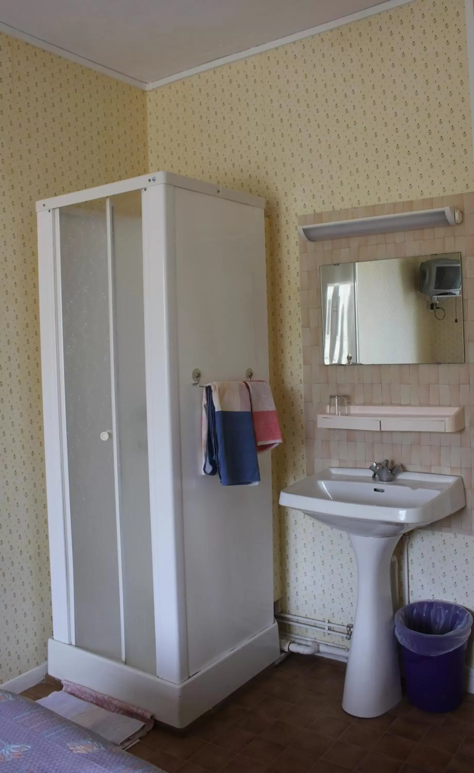 Shower, Bathroom in L Etoile d'Argent