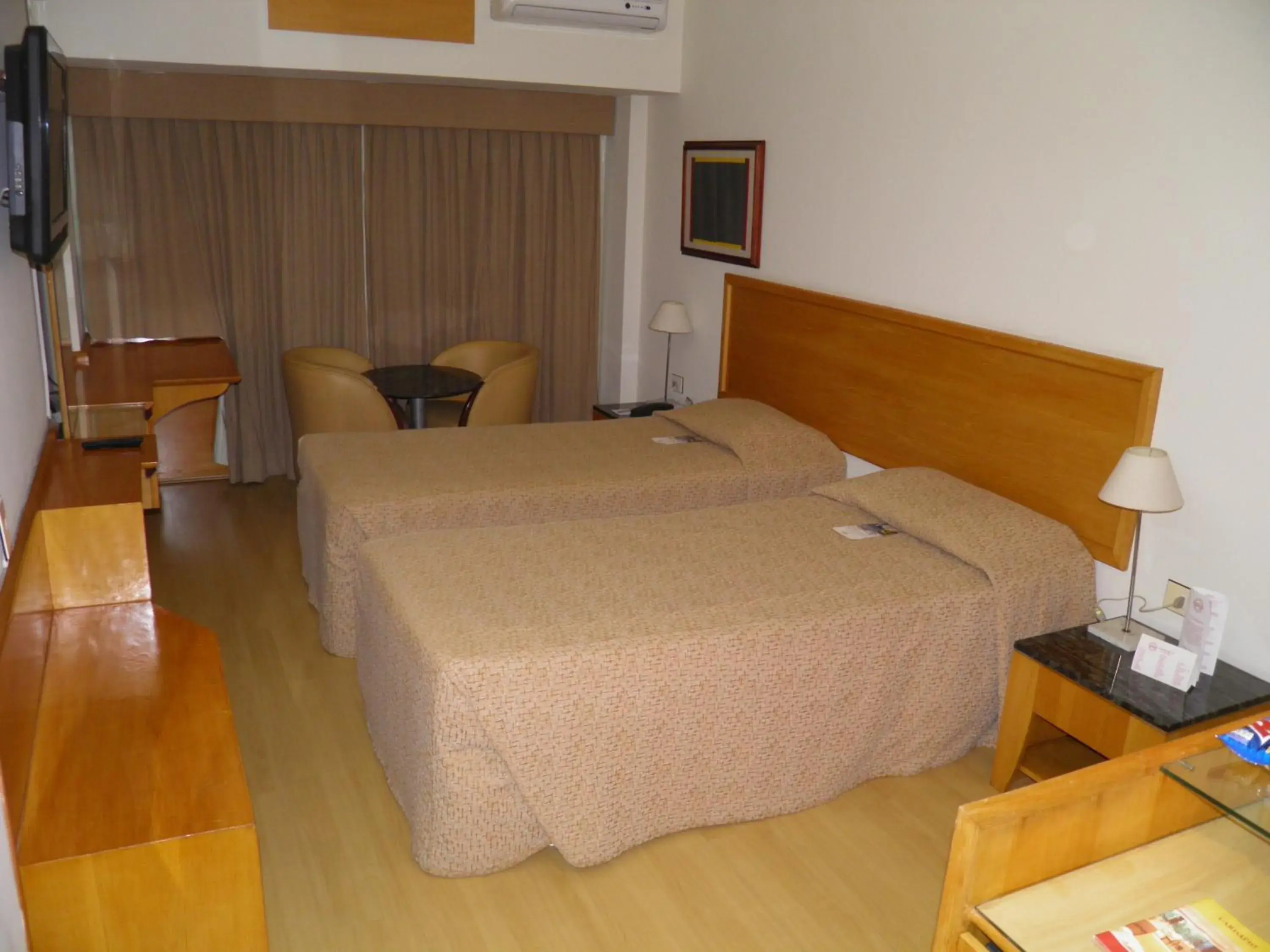 Photo of the whole room, Bed in South American Copacabana Hotel