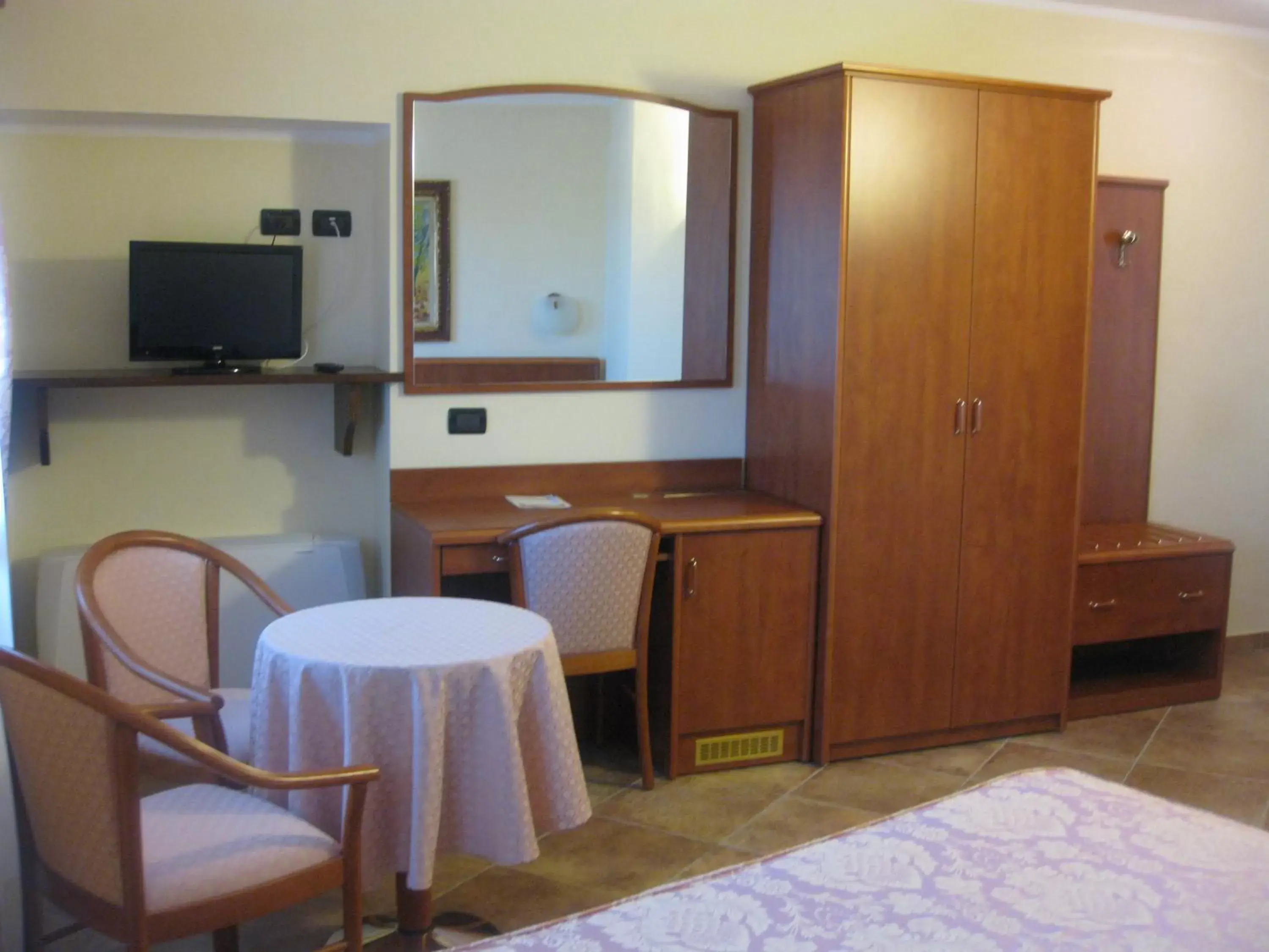 Bed, TV/Entertainment Center in Albergo Giardino