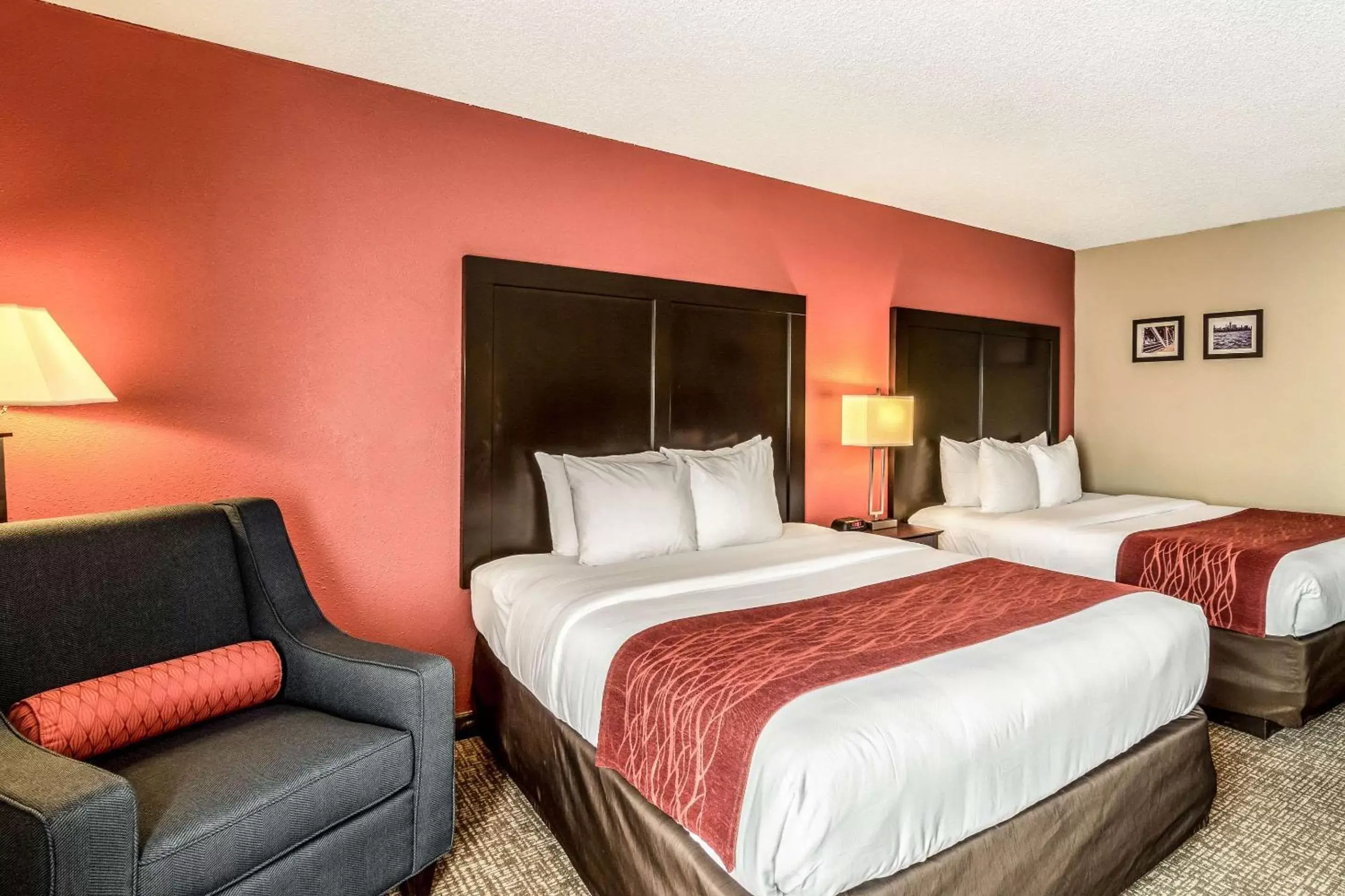 Photo of the whole room, Bed in Comfort Inn Convention Center-Chicago O’hare Airport