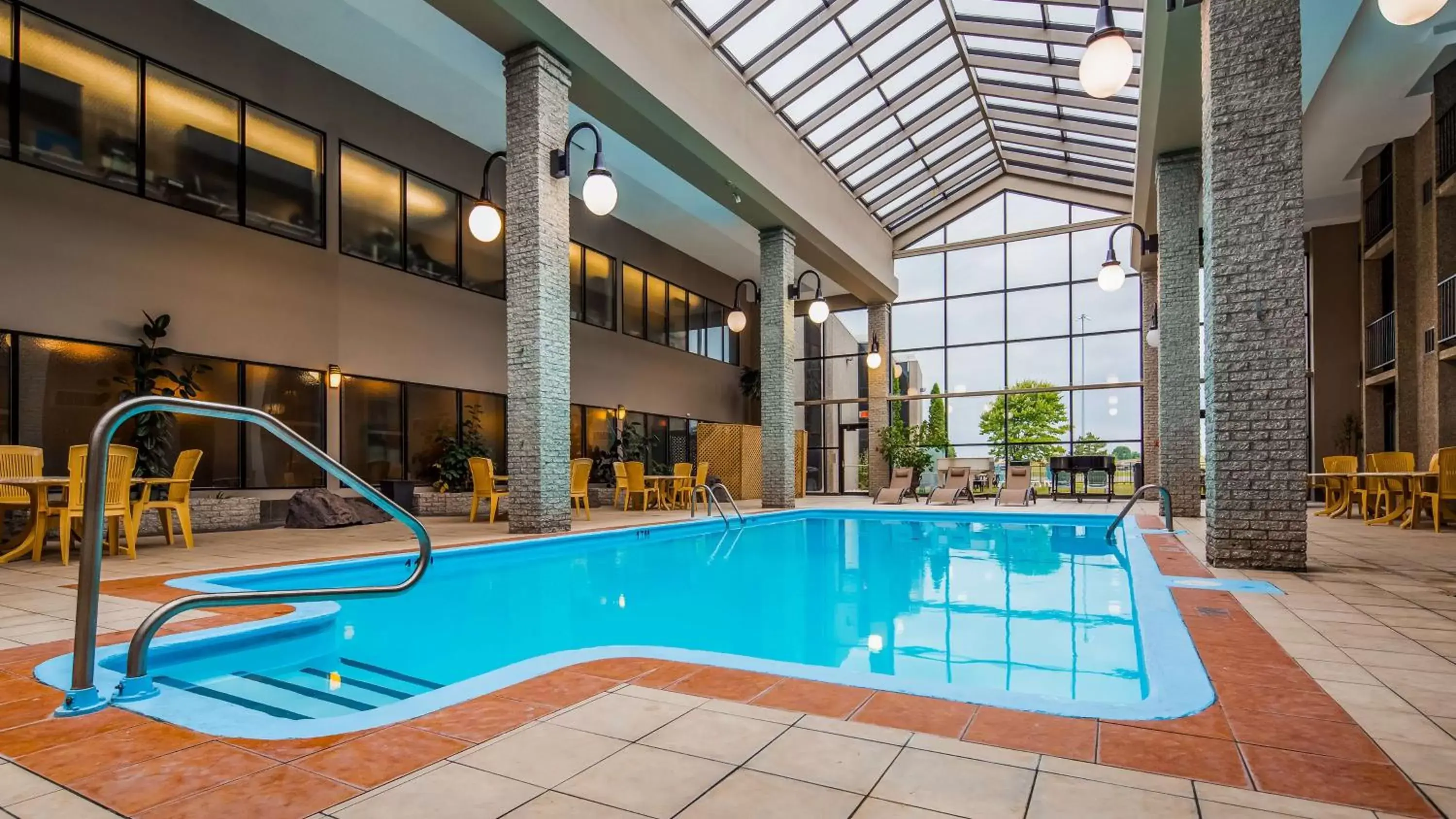 Activities, Swimming Pool in Best Western Hotel Universel Drummondville
