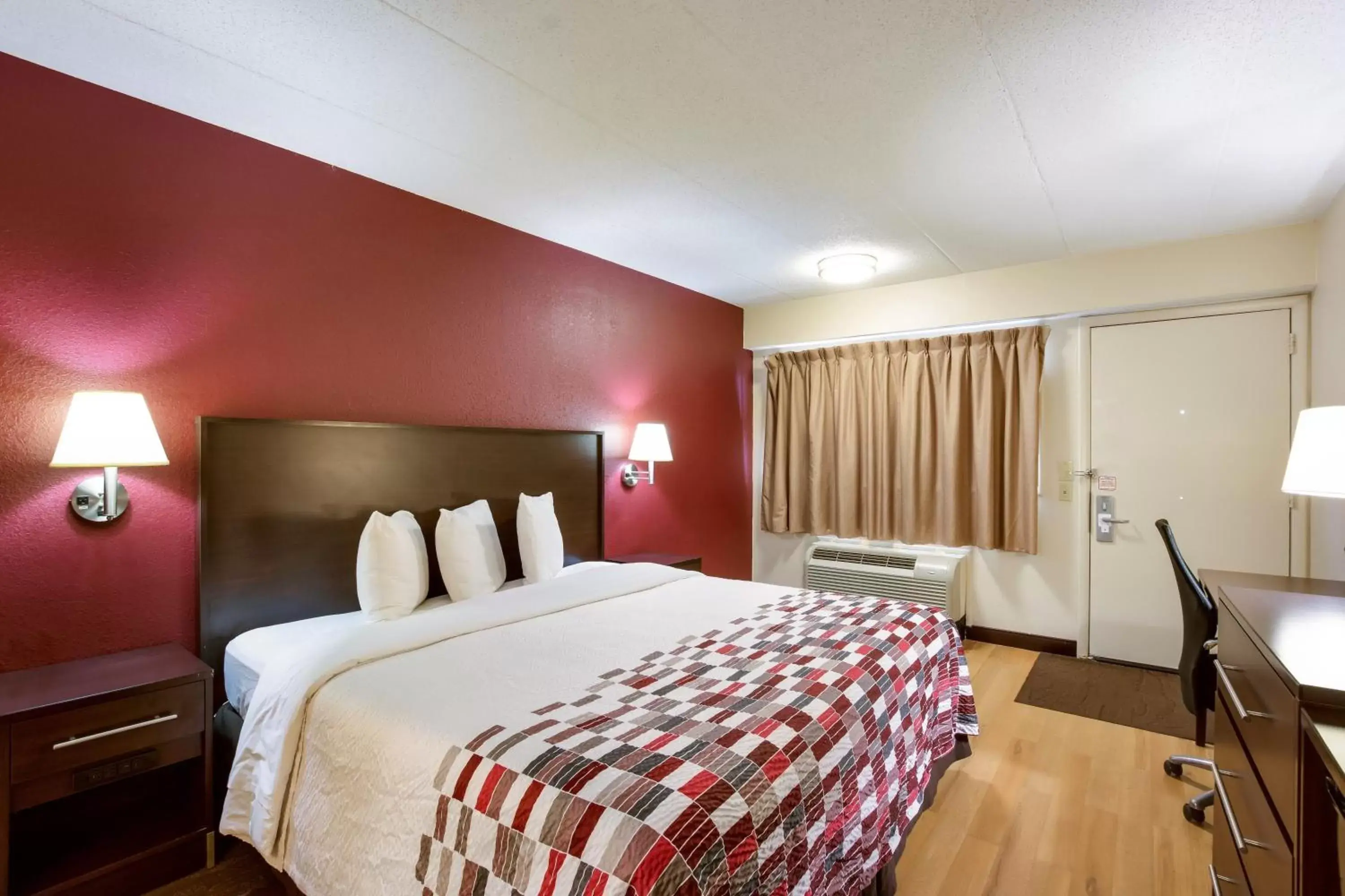 Photo of the whole room, Room Photo in Red Roof Inn Kalamazoo East – Expo Center